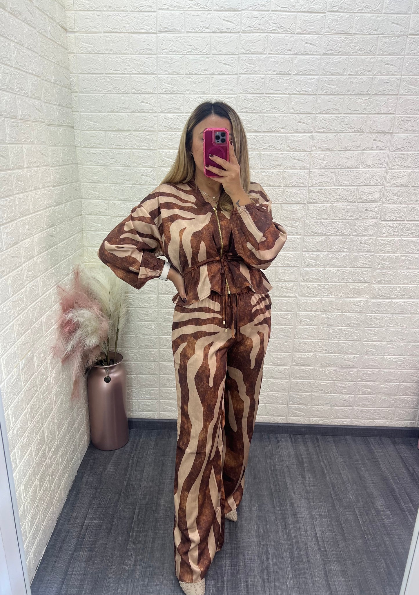 Conjunto Café Estampado con Beige