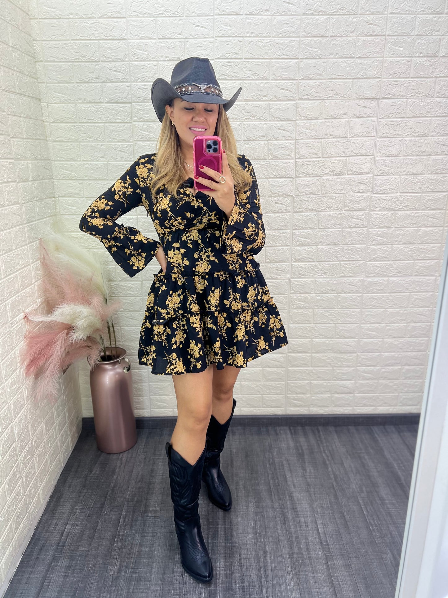 Vestido de Manga Larga Negro con Estampado Flores Amarillas