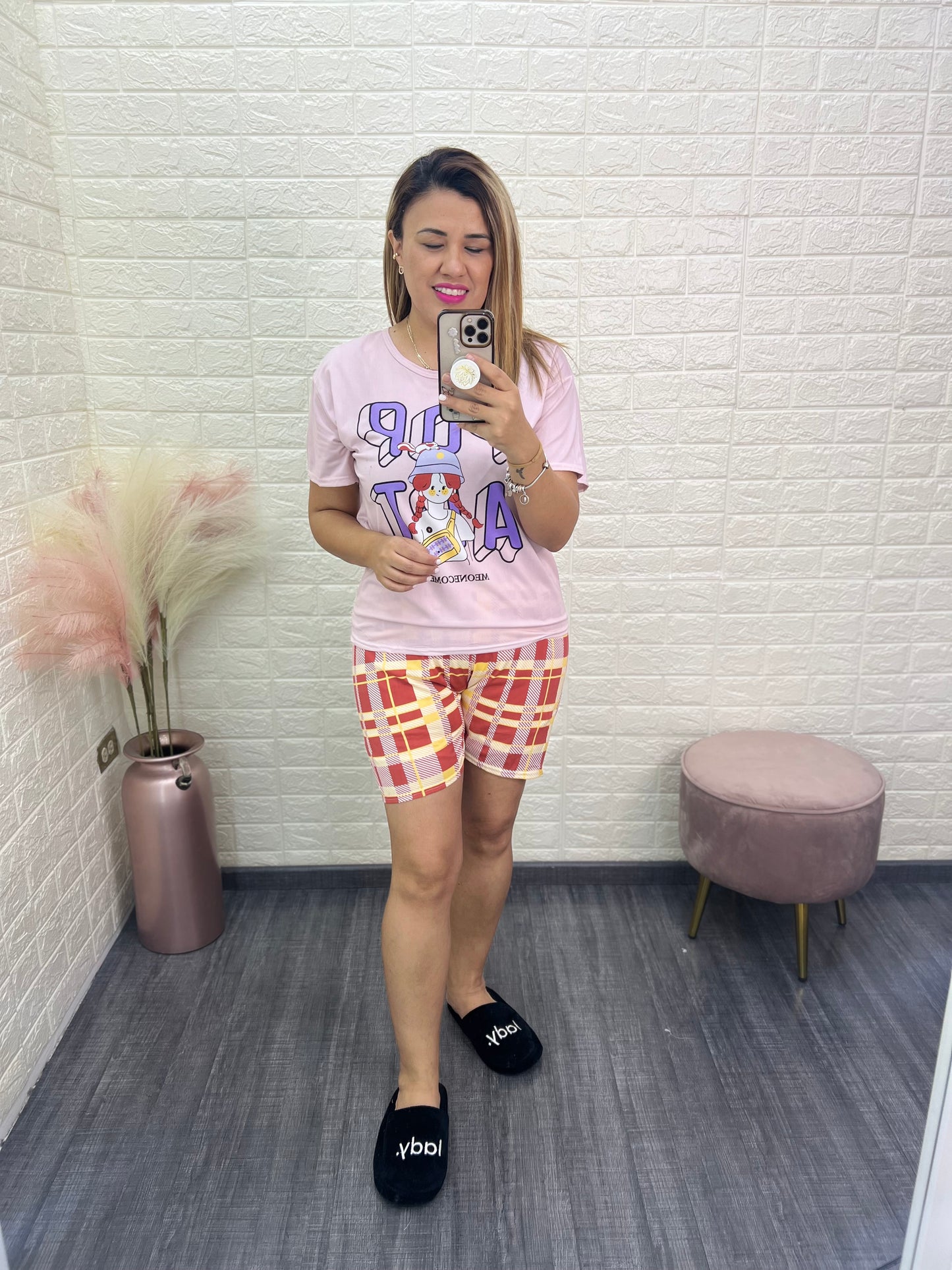 Pijama de 2 Piezas Rosa Con Estampado y Short a Cuadros
