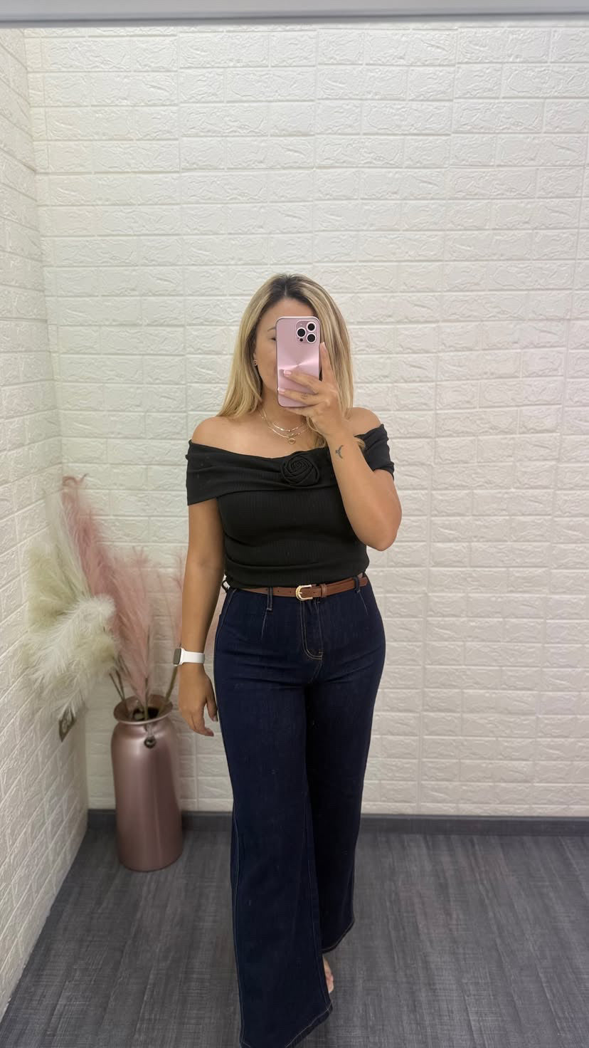 Blusa Negra Straple con Flores