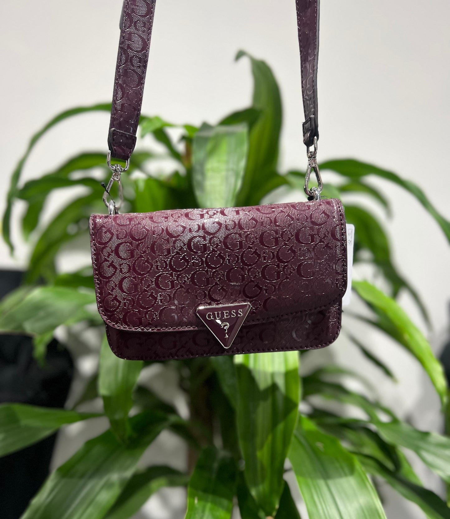 Bolso Guess Guindo con Logo Metálico Retro