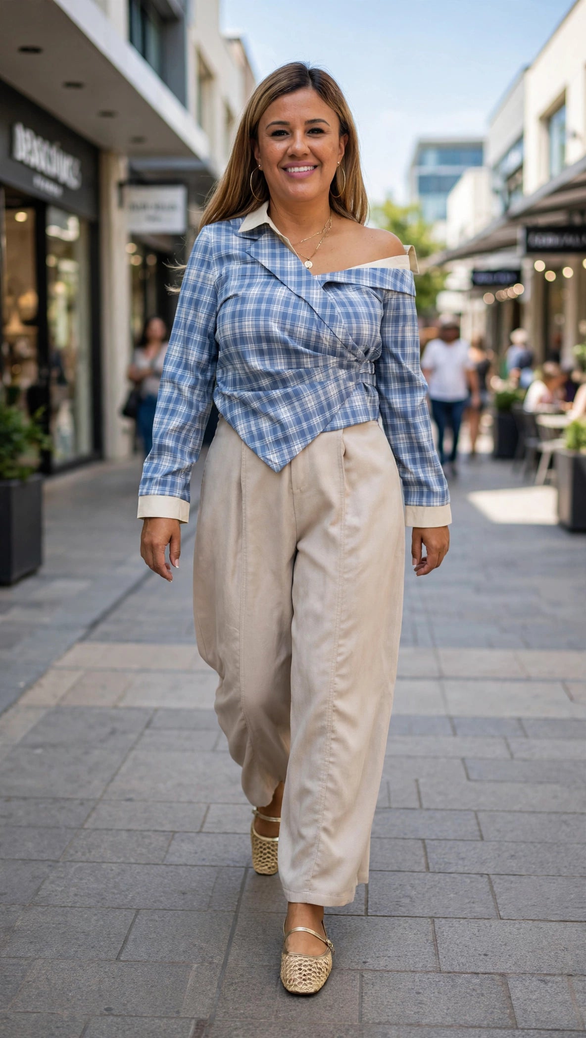 Blusa A Cuadros en Azul con Cuello Polo Beige Decorativo