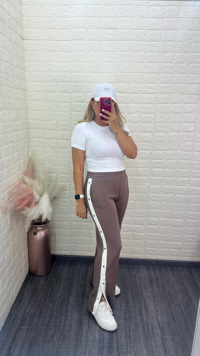 Pants Café de Botones Laterales con Línea Blanca