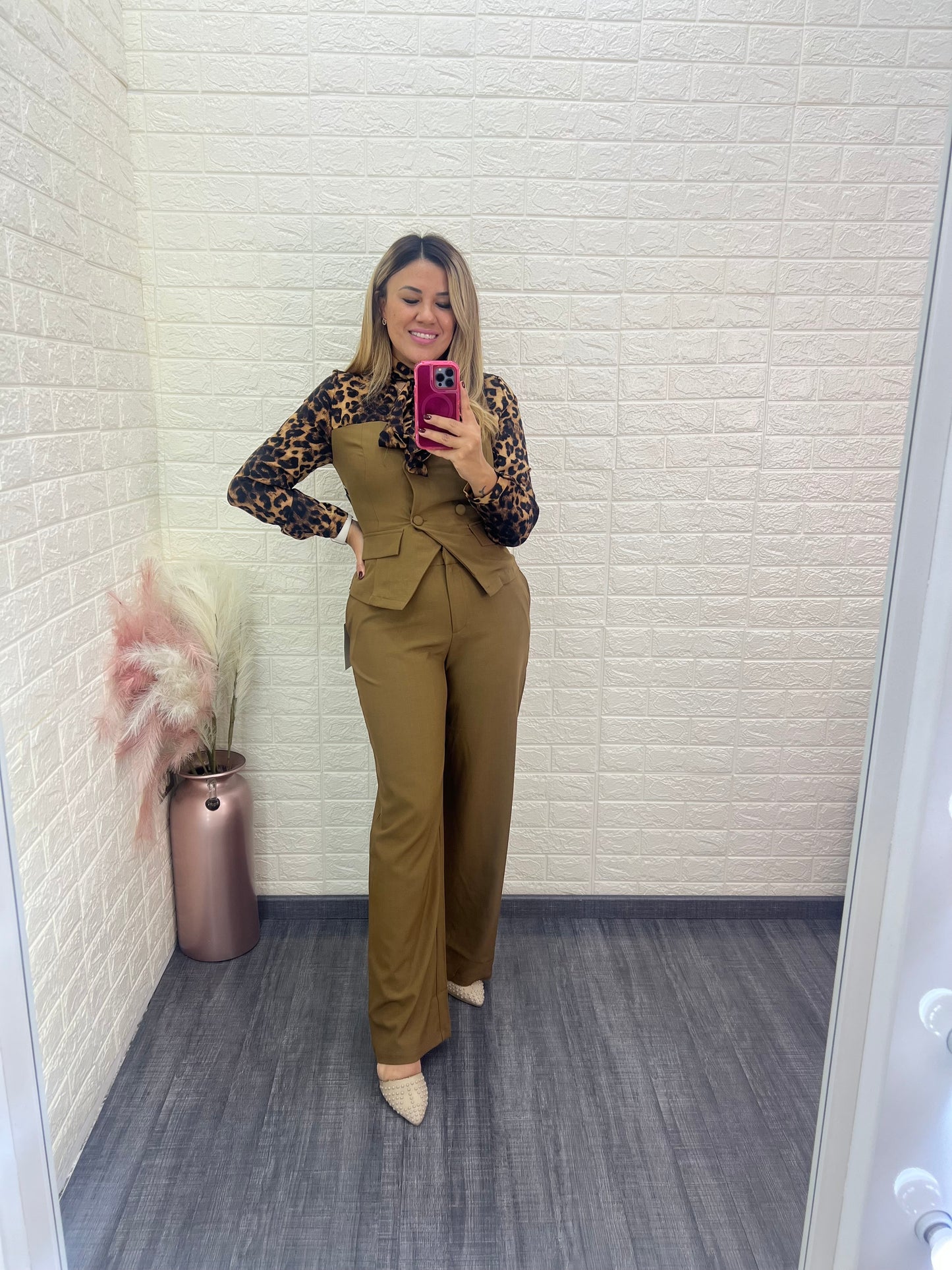 Conjunto Café de Pantalón y Blusa con Aplicaciones en Animal Print