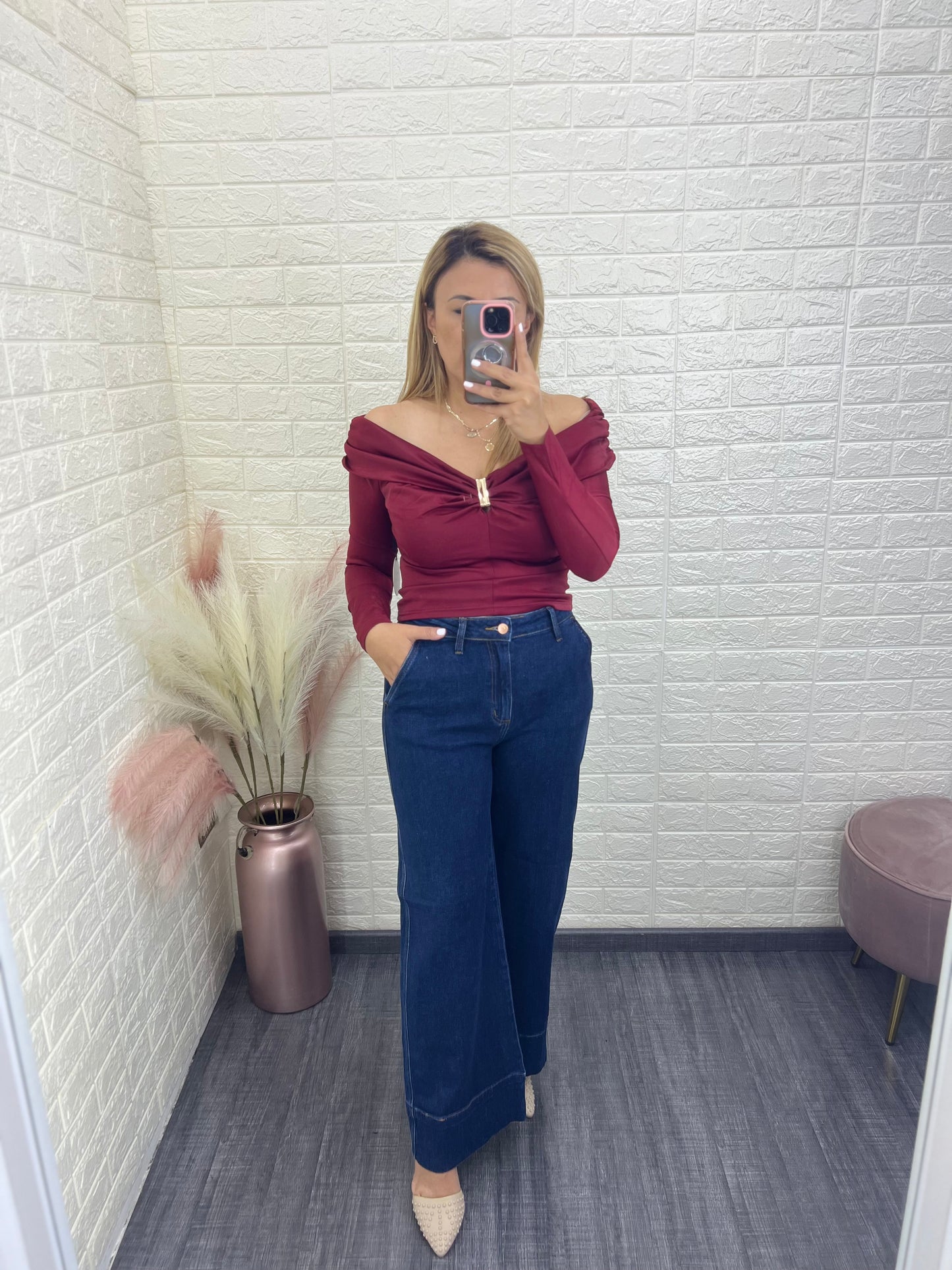 Blusa Guinda Satinada de Manga Larga Corte a los Hombros