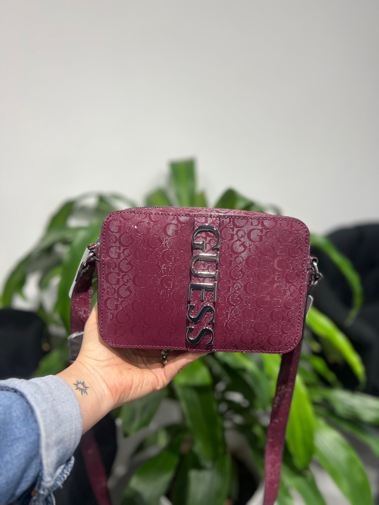 Bolsa Guess Color Guinda con Logo Vertical