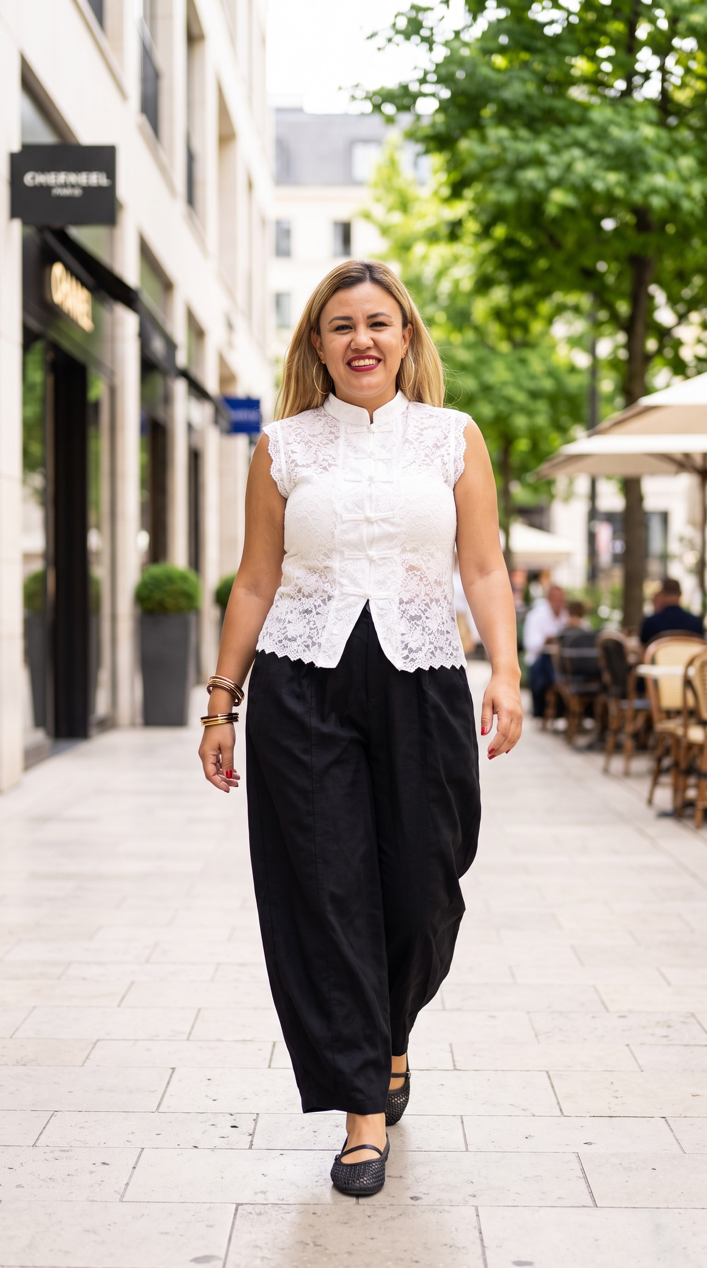 Blusa Blanca de Encaje con Cierre de Botones Estilo Napoleón