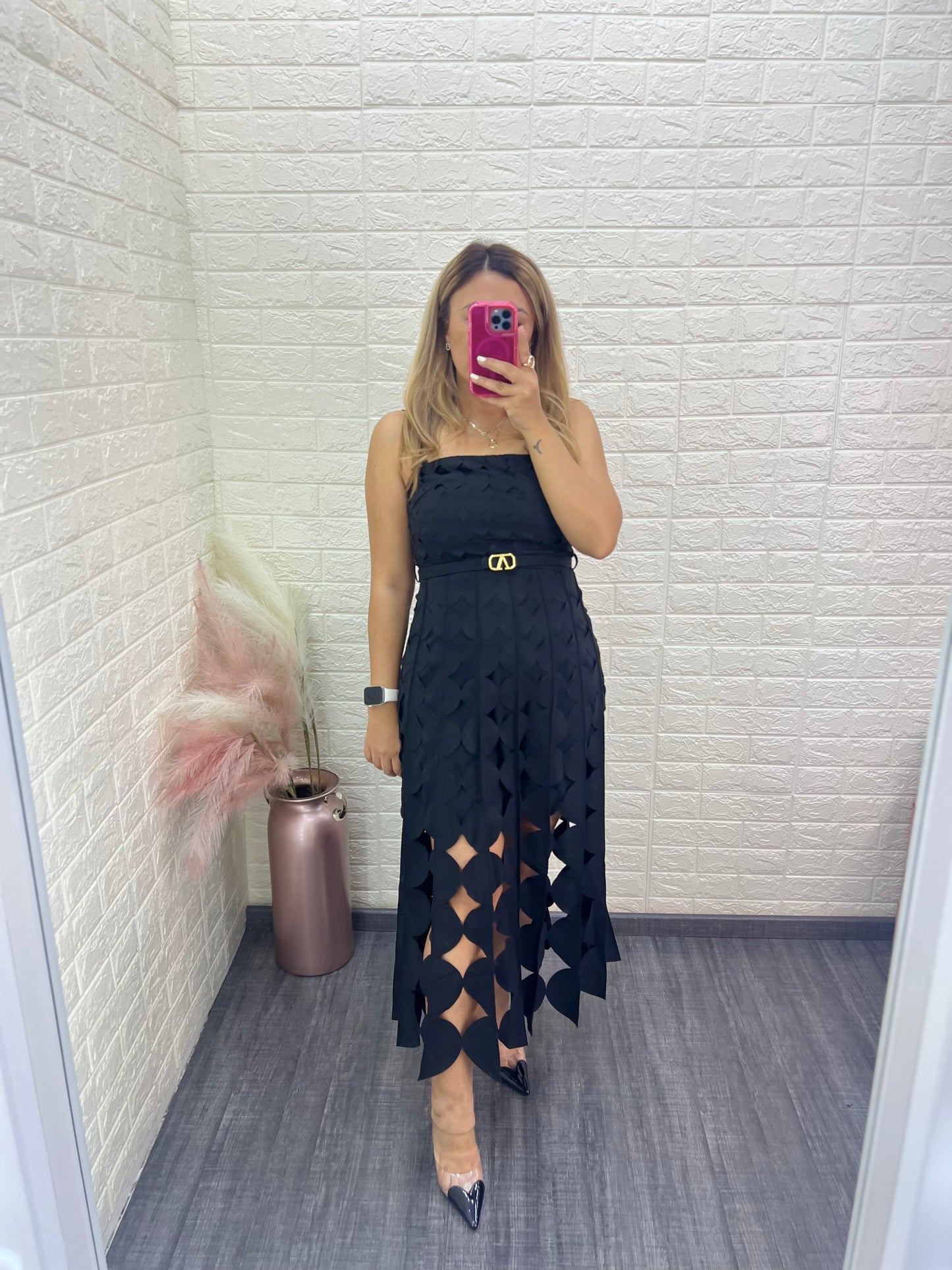 Vestido Negro de Tirantes Perforado con Forro