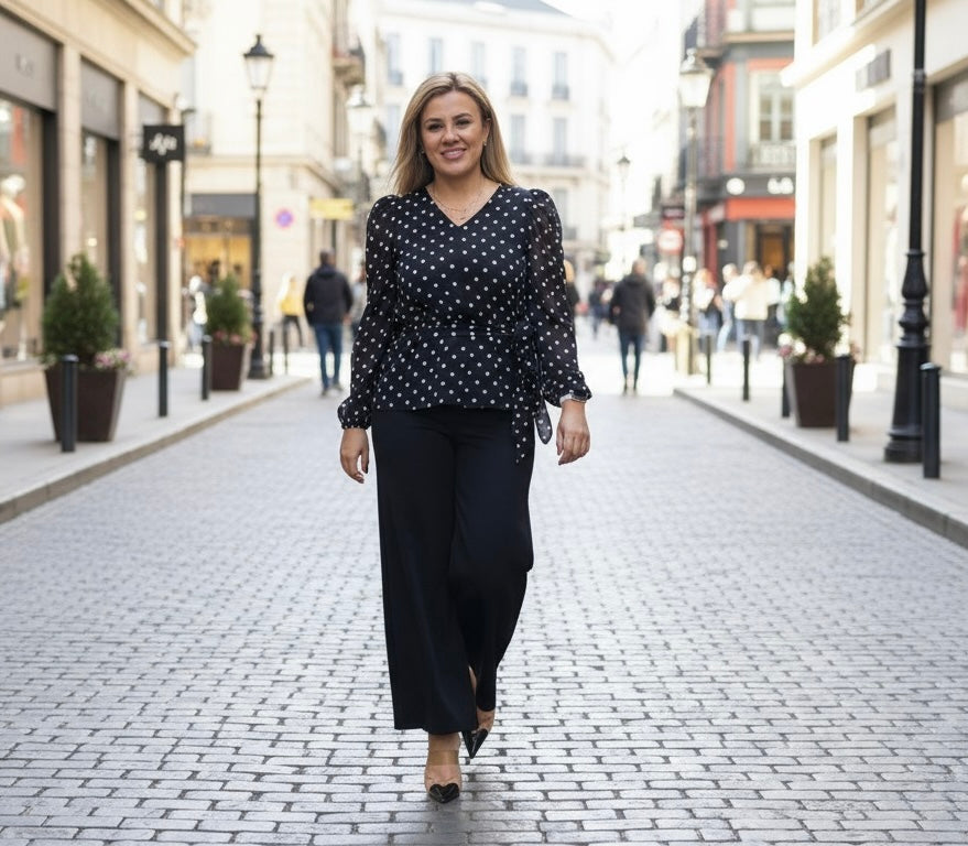 Blusa Negra de Gasa con Estampado de Bolitas Blancas