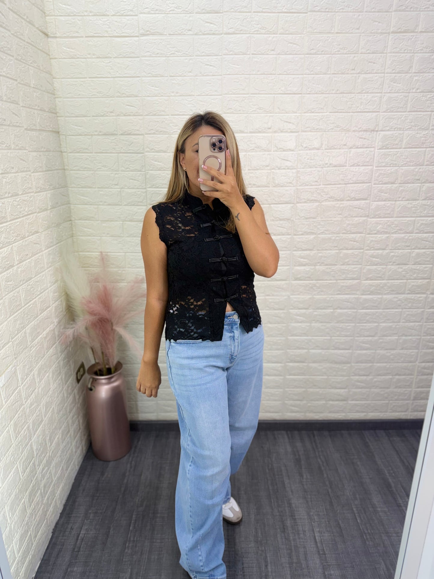 Blusa Negra de Encaje con Cierre de Botones Estilo Napoleón