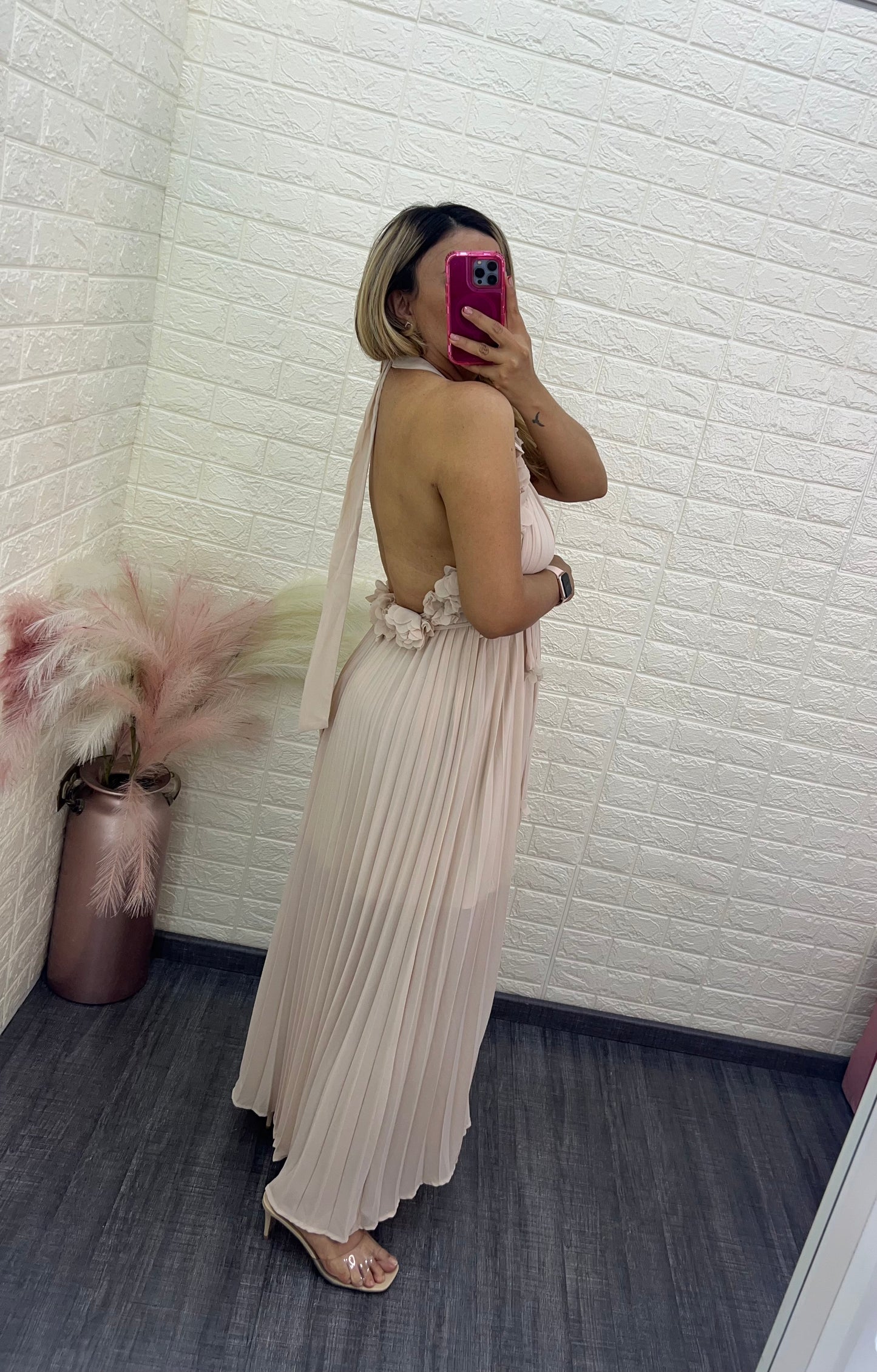 Vestido Color Beige Plisado con Aplicaciones de Flores