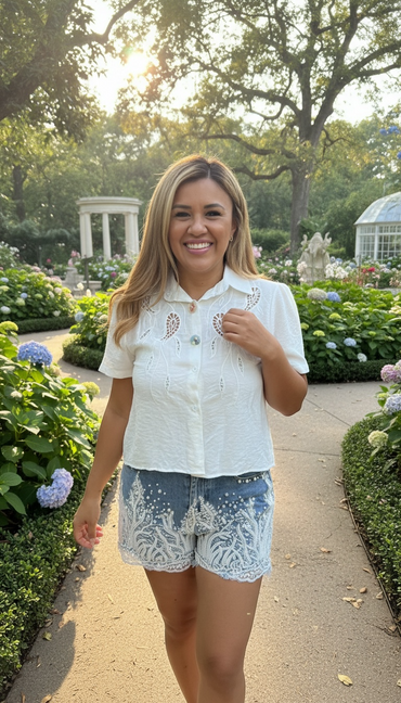 Short de Mezclilla con Bordado Blanco y Aplicaciones de Perlas
