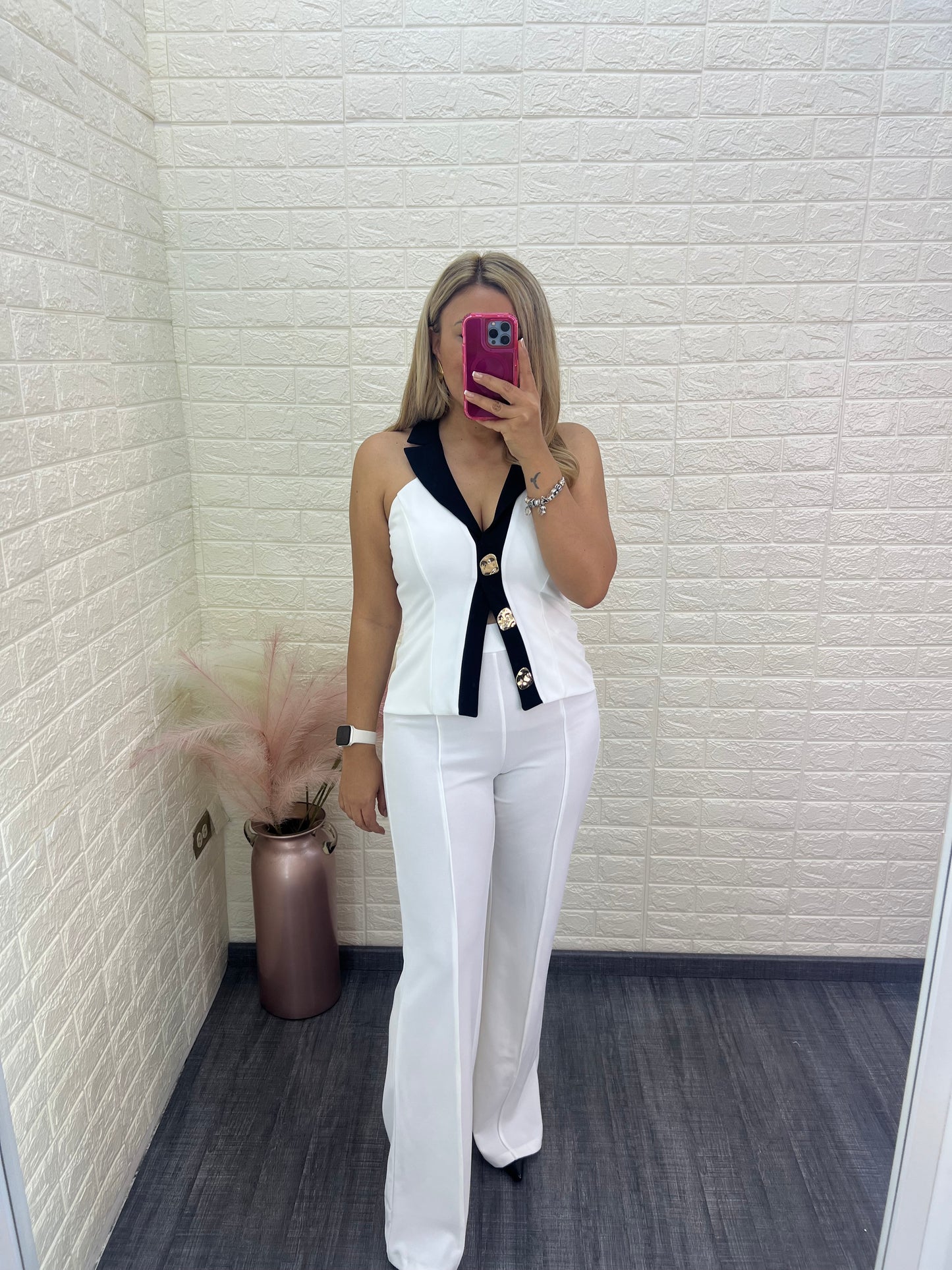 Jumpsuit Blanco con Cuello Negro