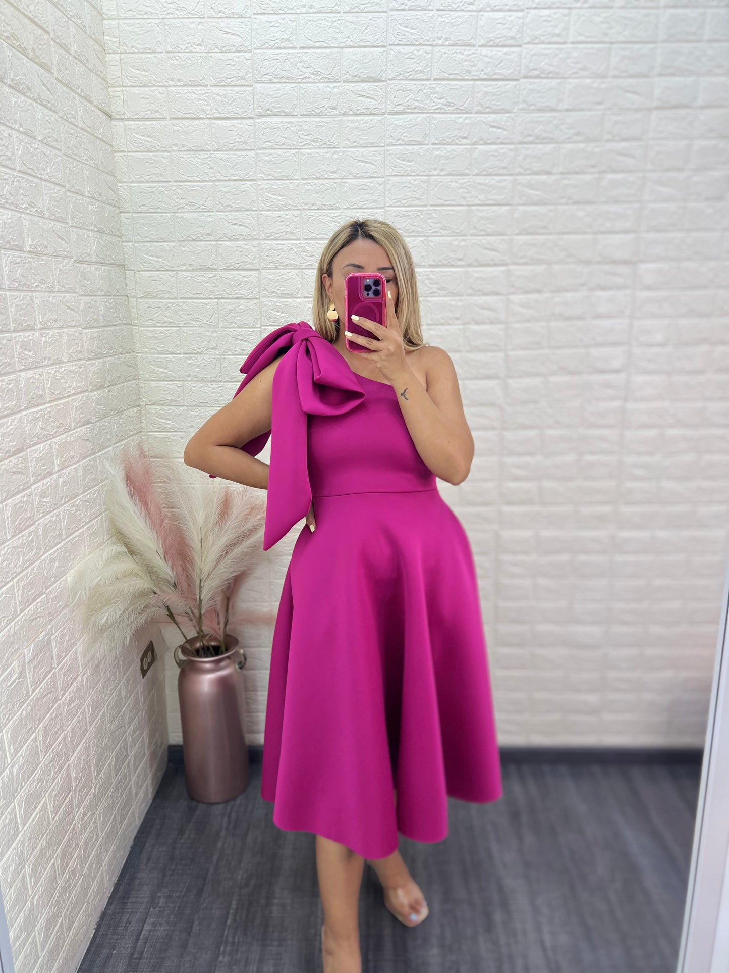 Vestido Color Magenta Corte Midi con Moño al Frente