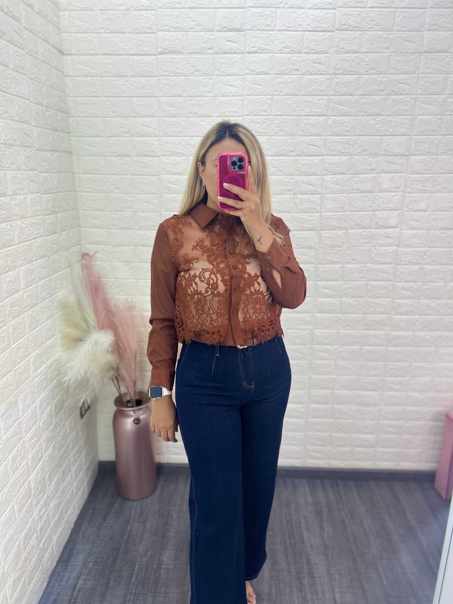 Blusa Café de Encaje con Bordados, Manga Larga