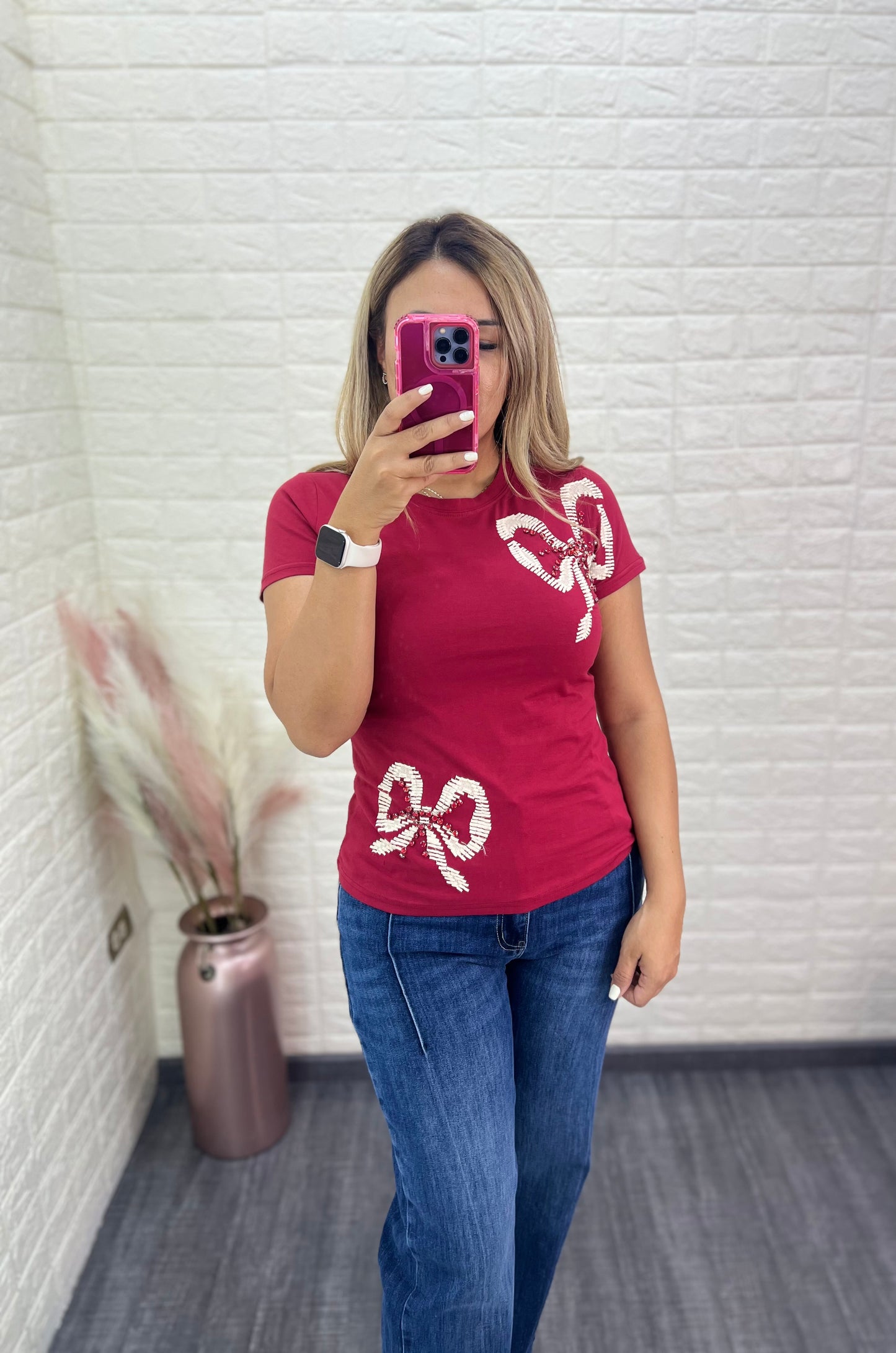 Blusa Guinda con Aplicaciones de Moños Bordados con Piedras