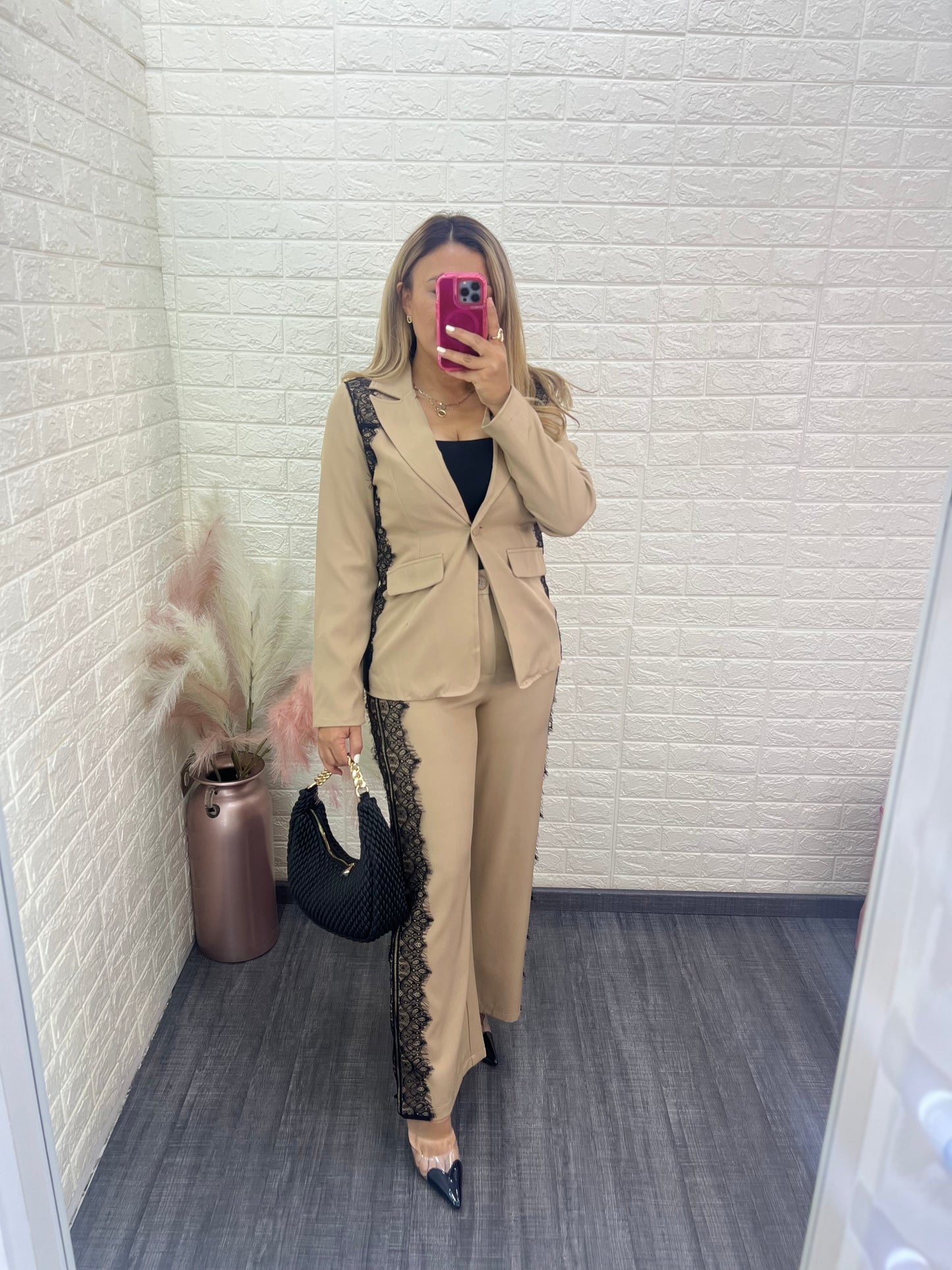 Conjunto de Blazer y Pantalón Beige con Encaje Negro
