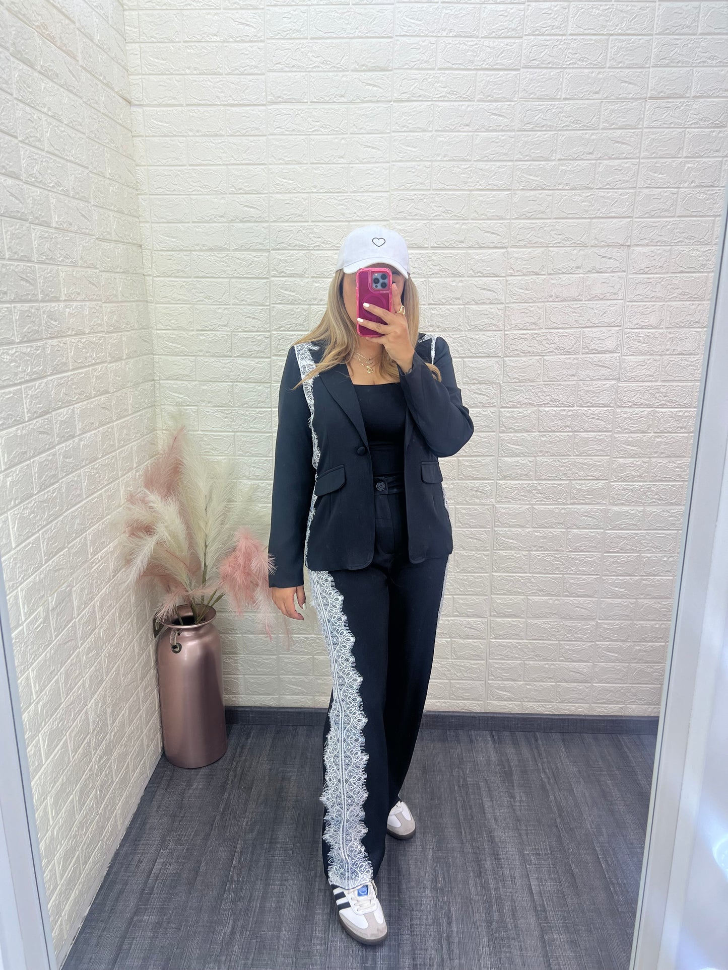 Conjunto de Blazer y Pantalón Negros con Encaje Blanco