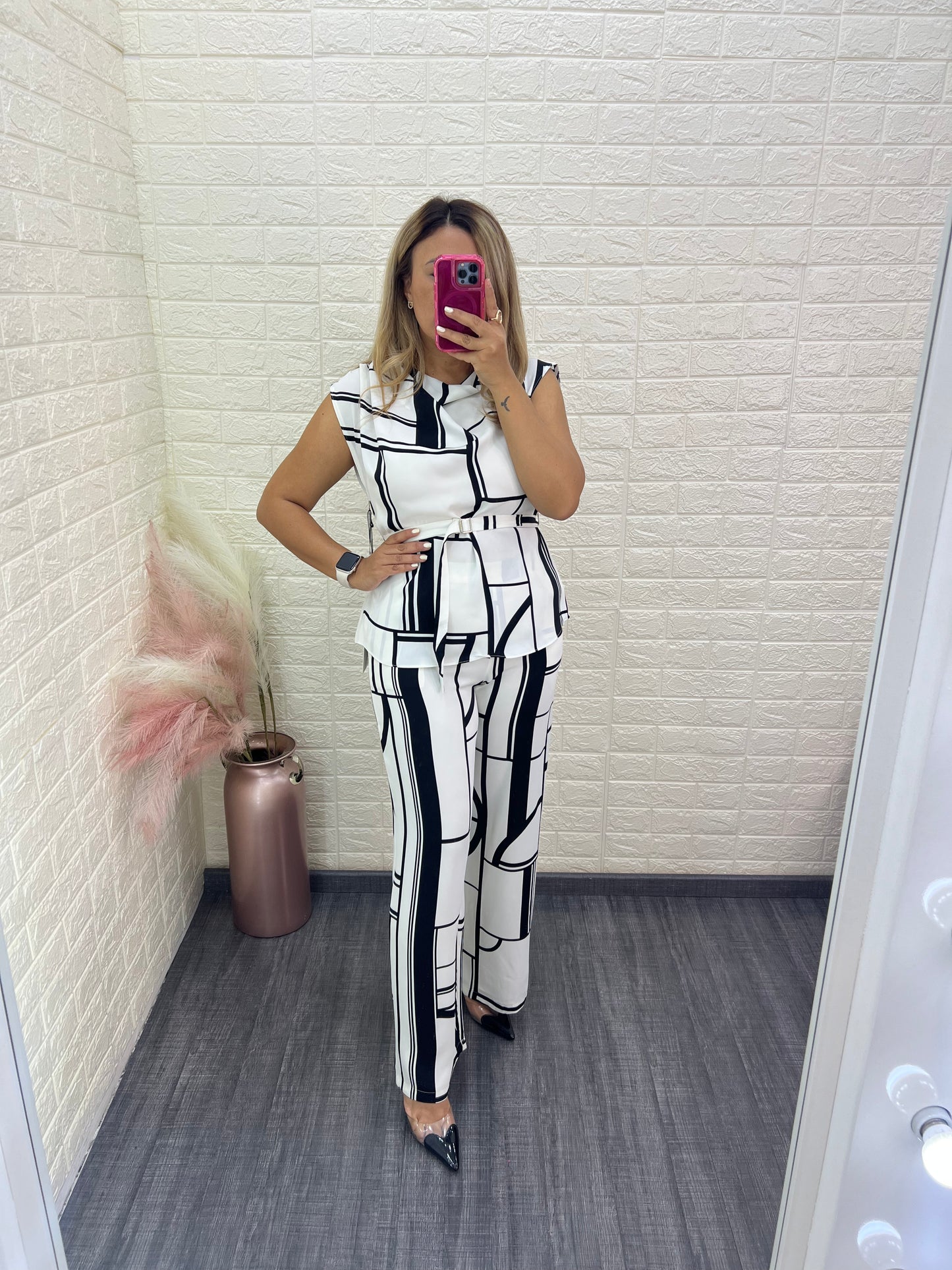 Set Casual Blanco con Rayas Negras de Blusa y Pantalón