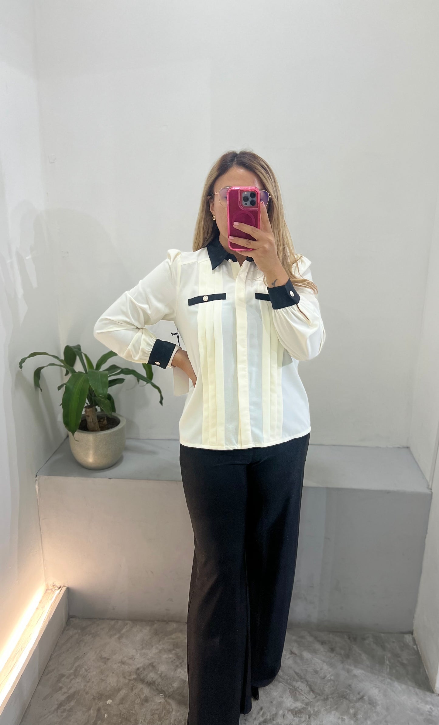 Blusa de Vestir Color Ivory con Cuello Negro