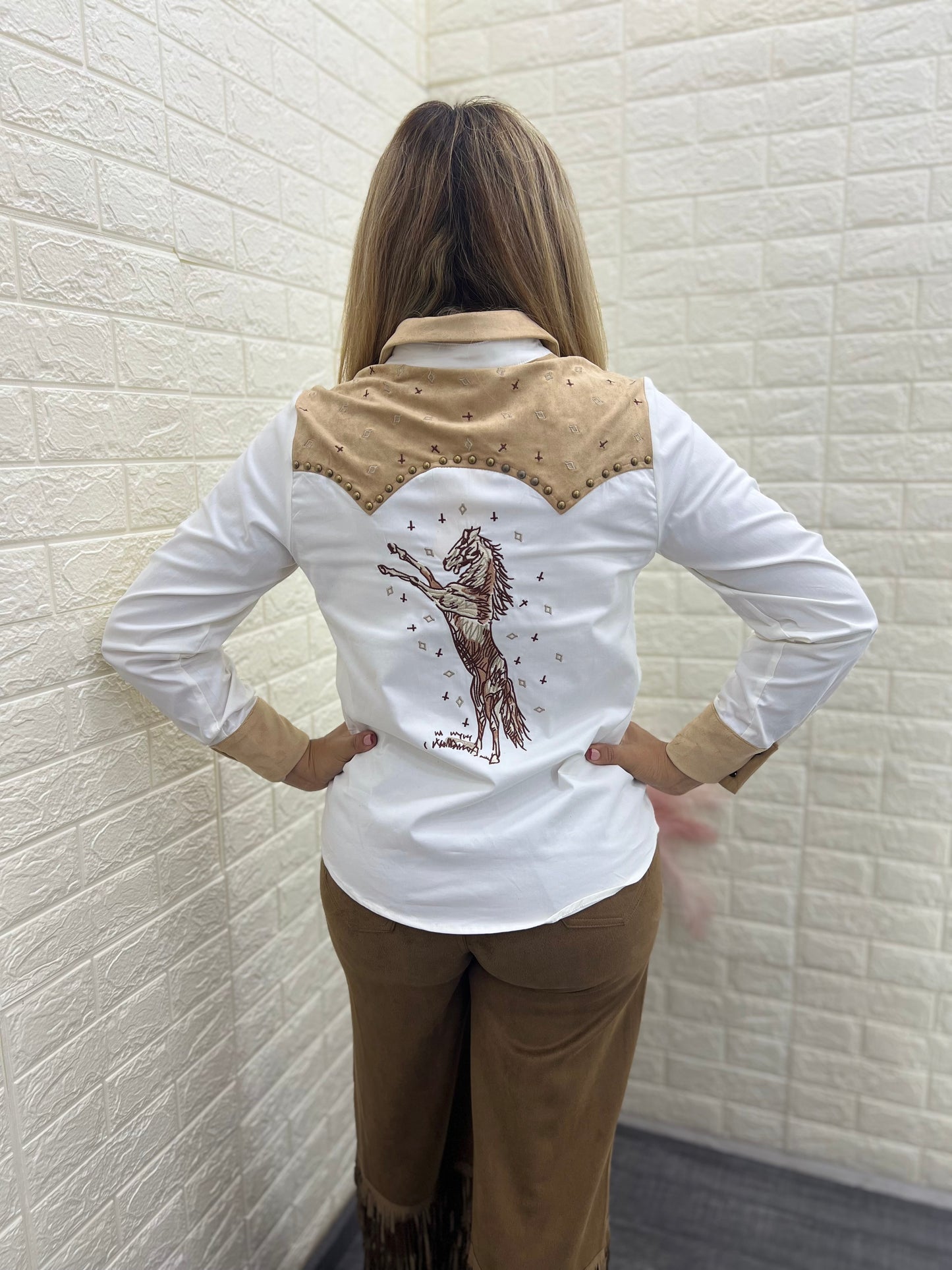 Blusa Vaquera Color Beige con Aplicación de Gamuza