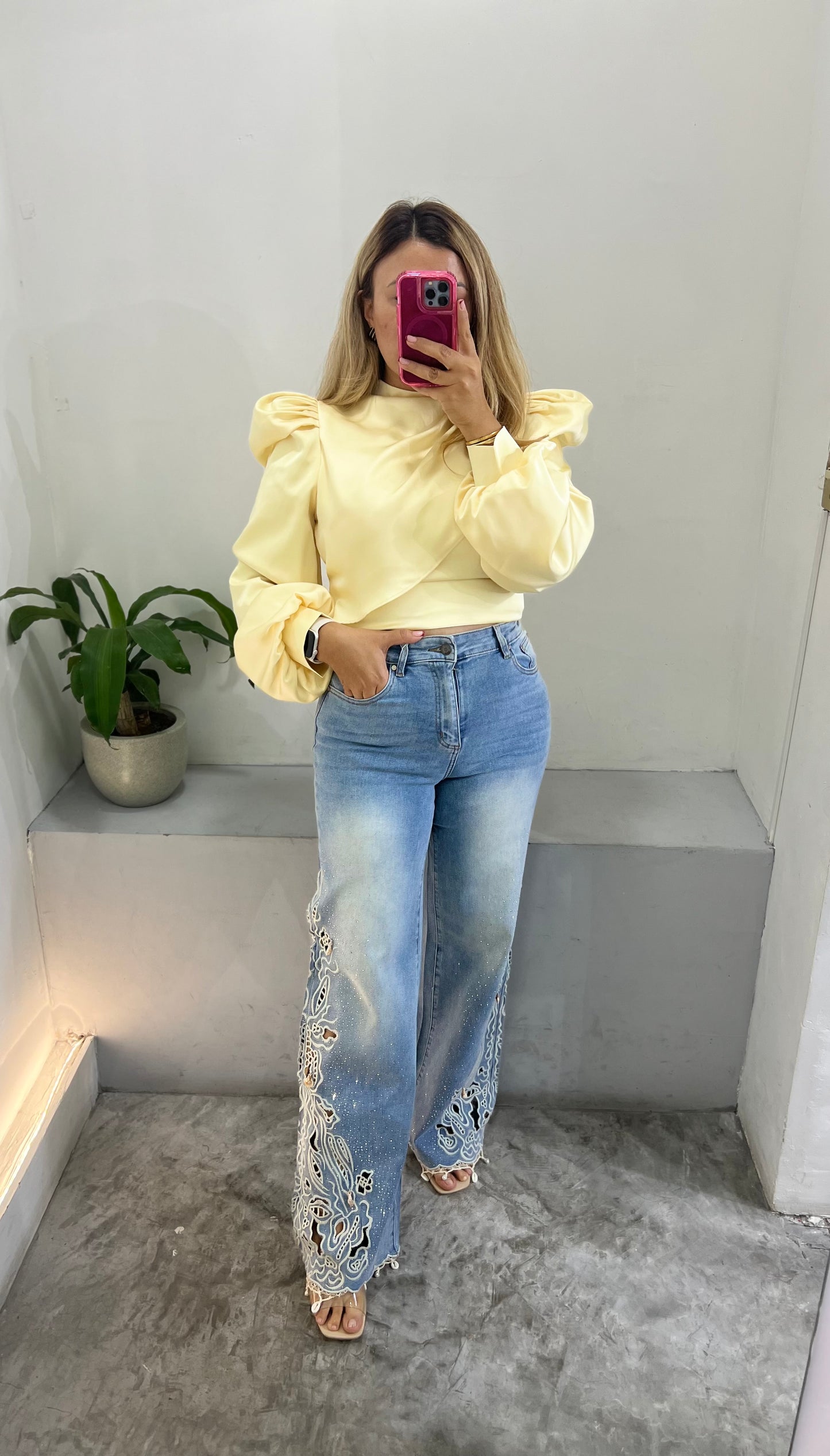 Jeans de Mezclilla Corte Wide Leg con Aplicaciones de Brillos y Caracoles