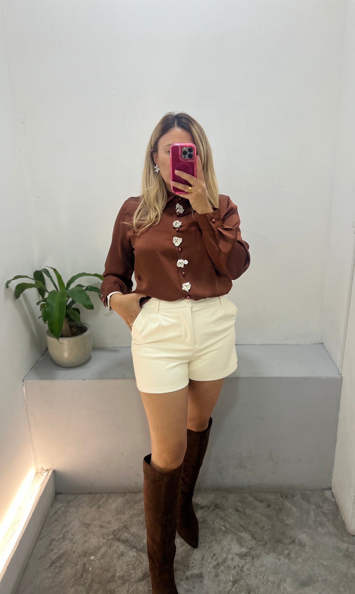 Blusa Satinada Color Café de Botones con Perlas y Flores