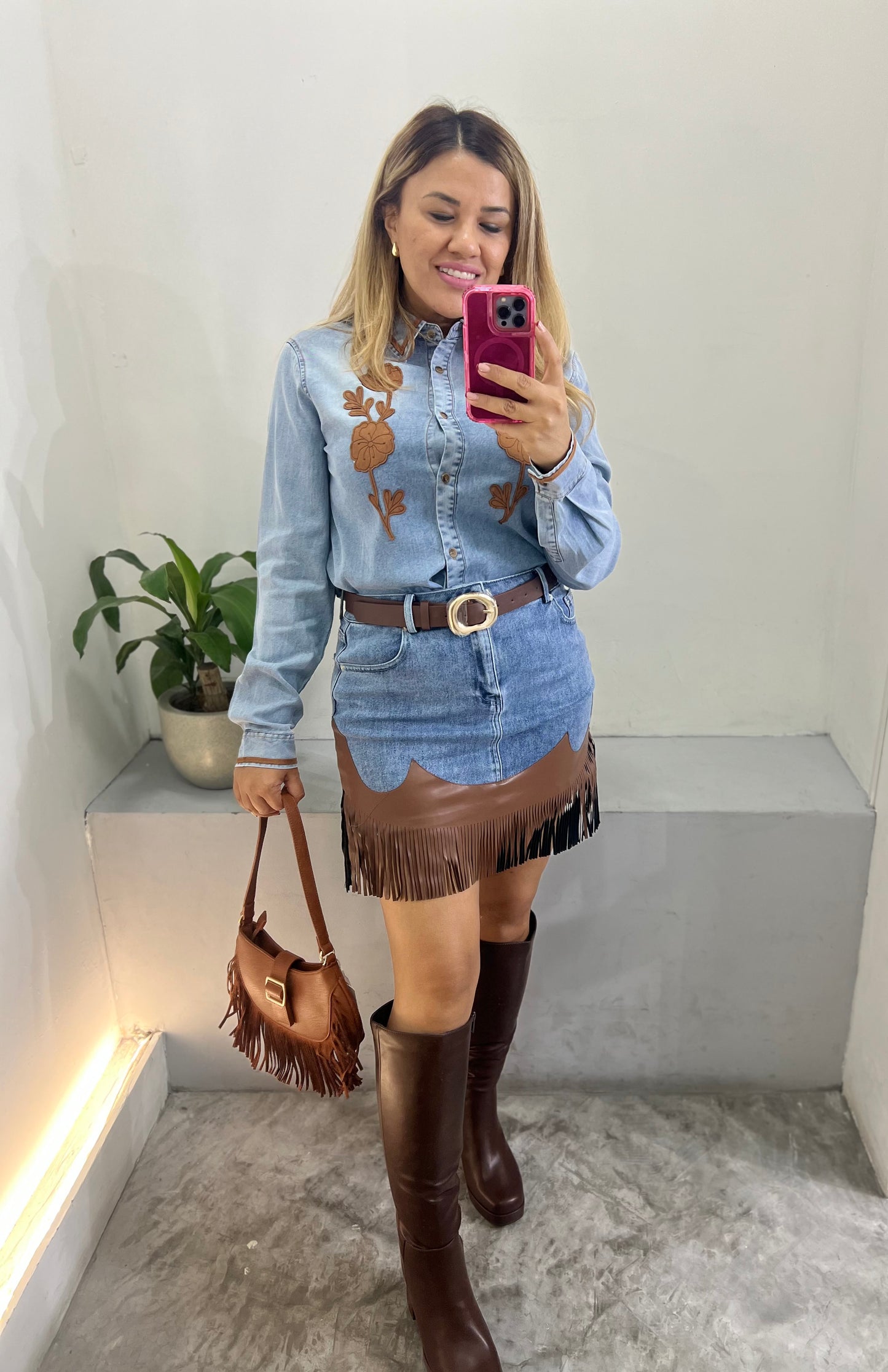 Falda vaquera Corta de Mezclilla Azul con Barbas en Color Café