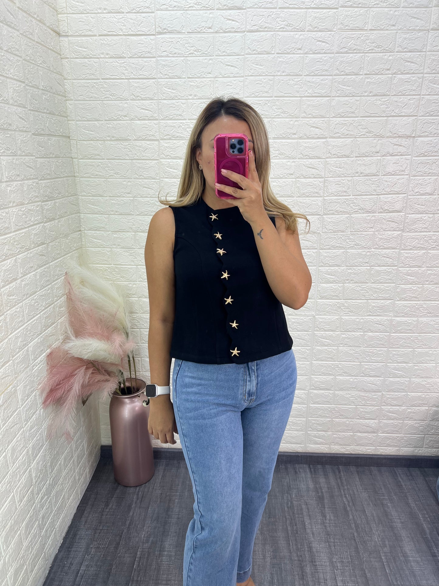 Blusa Negra Tipo Chaleco con Botones Dorados