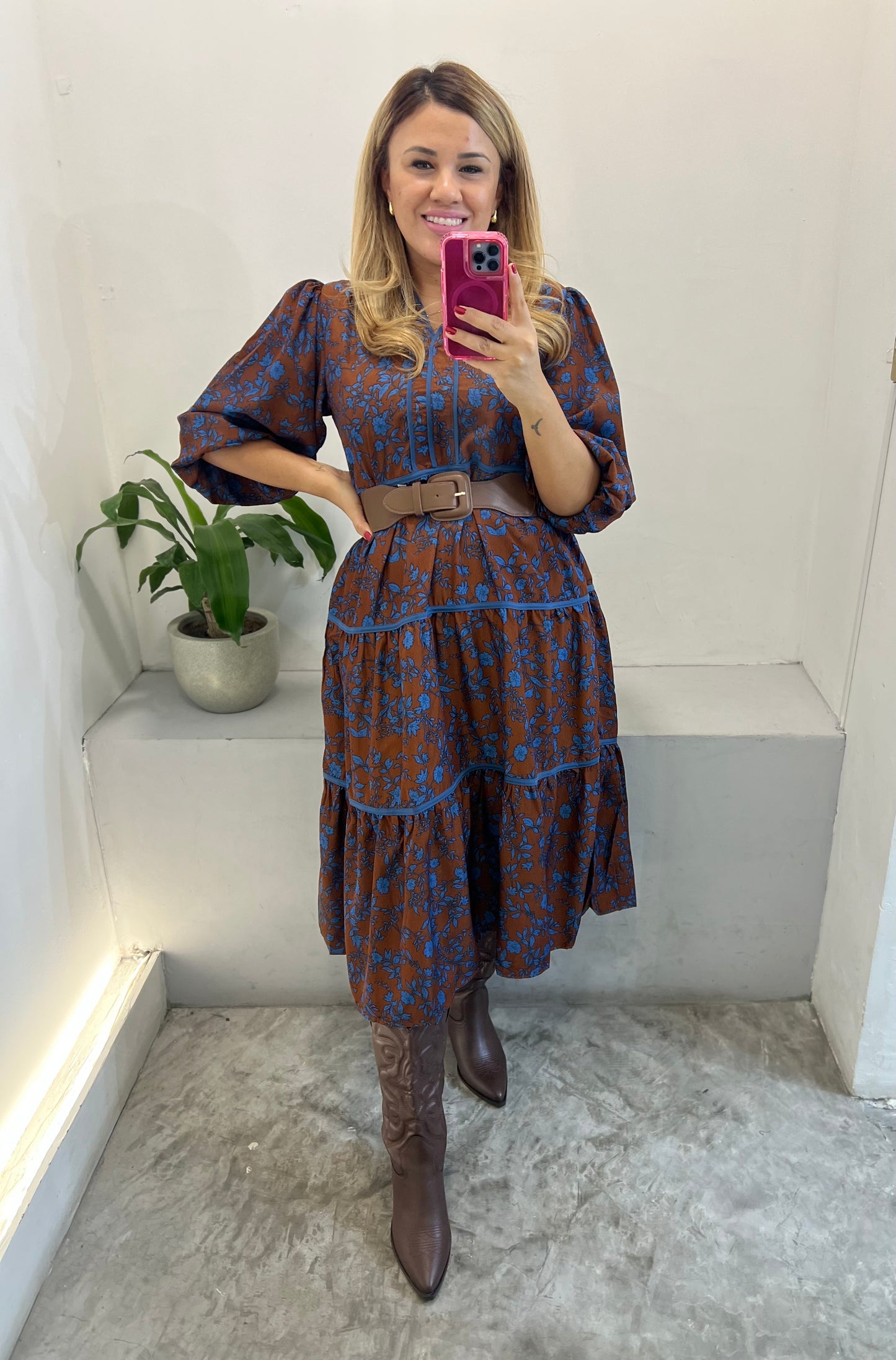 Vestido Estampado Café Obscuro con Hojas Azules