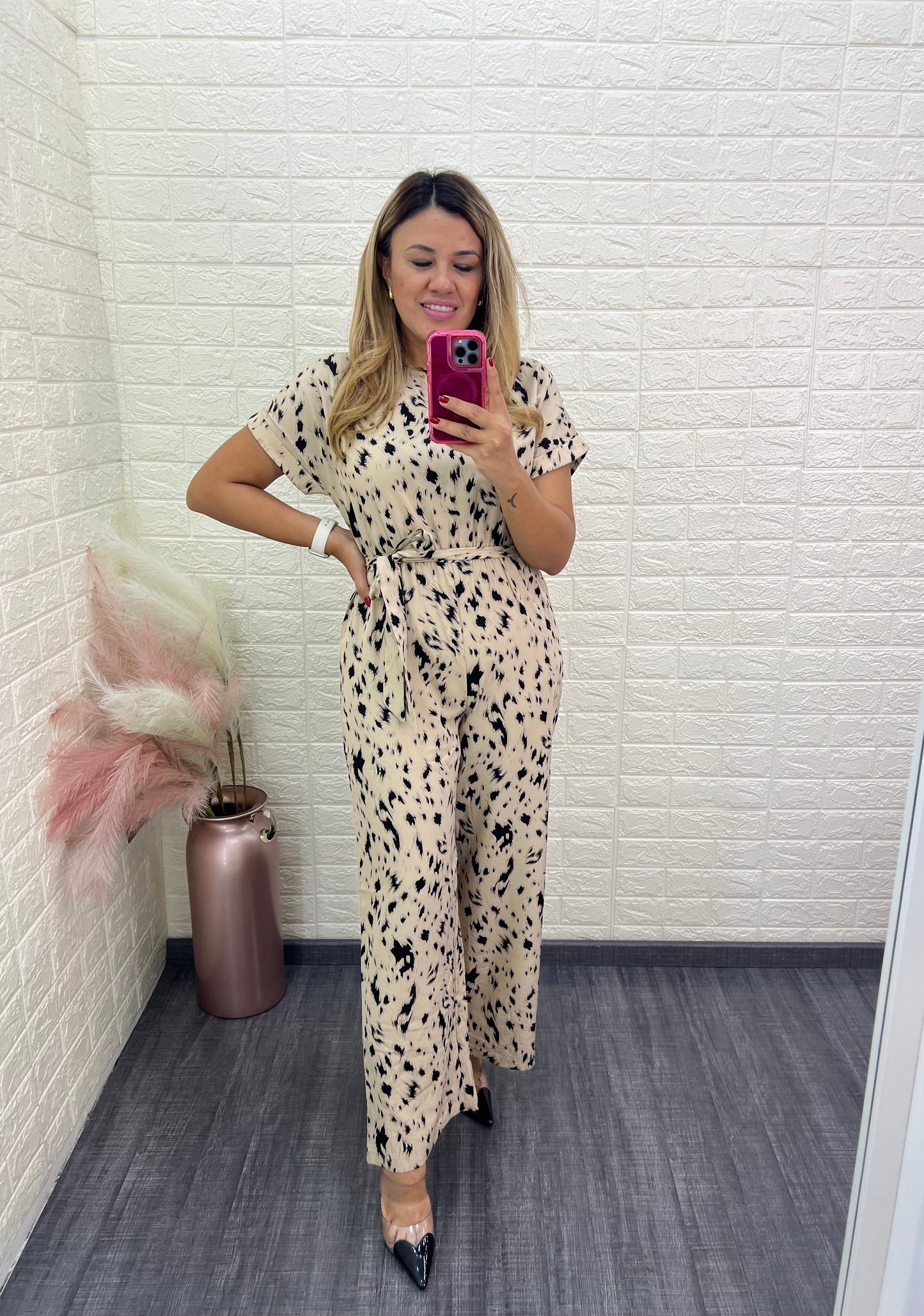 Jumpsuit Beige de Manga Corta con Manchas Negras Estampadas