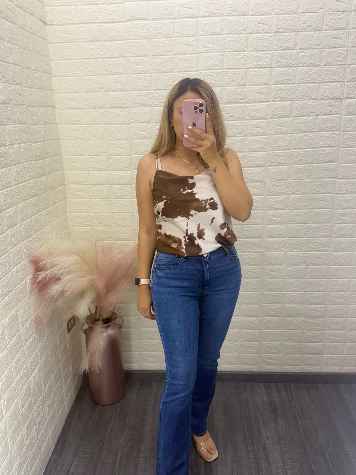 Blusa Blanca Satinada de Tirantes con Manchas Cafés