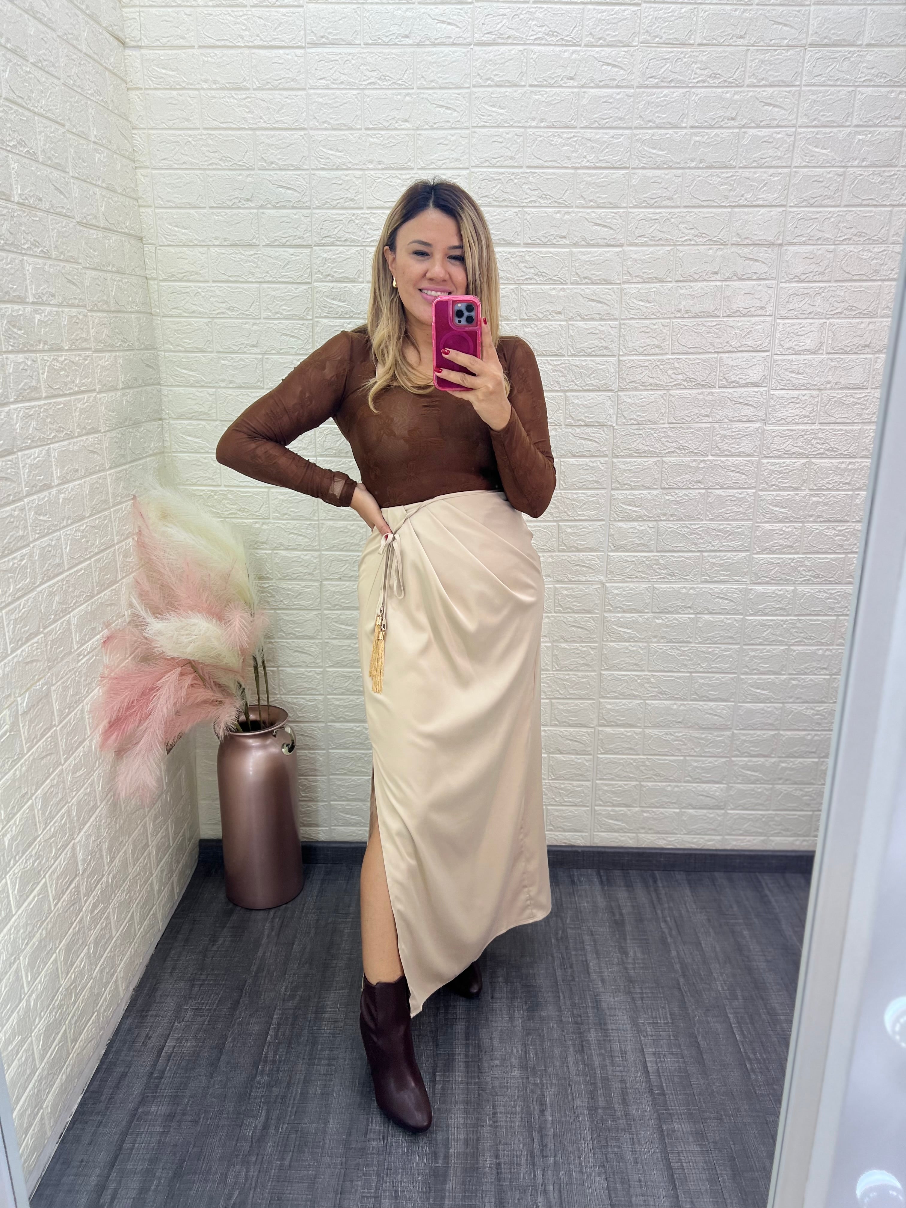 Falda Color Beige con Cintillo con Decorativo Dorado