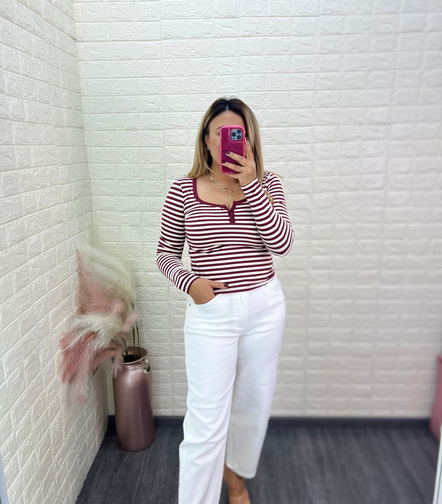 Blusa Blanca Cuello con Botones, Estampado a Rayas Guindas