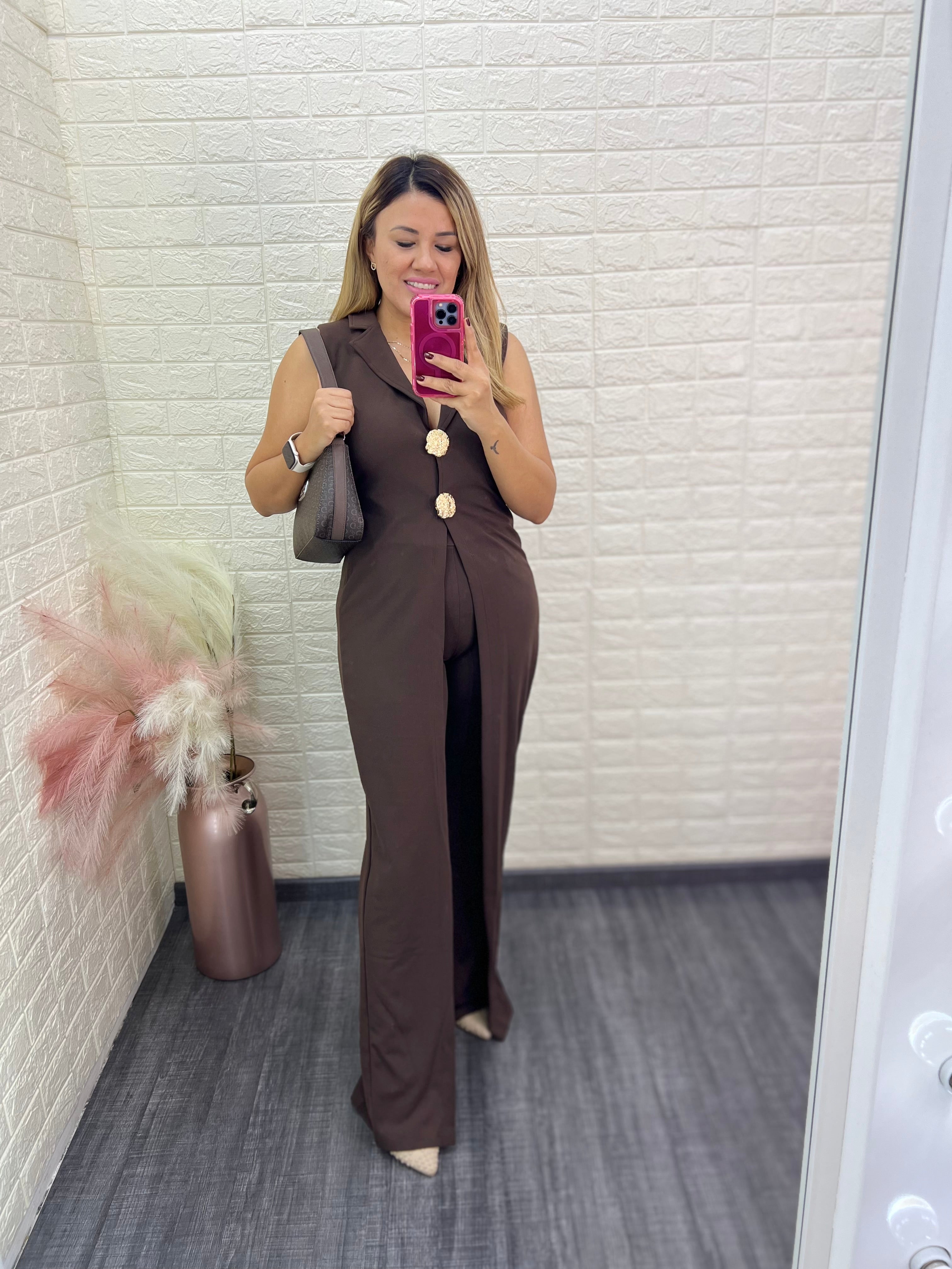 Jumpsuit Color Café sin Manga con Botones Decorativos Dorados