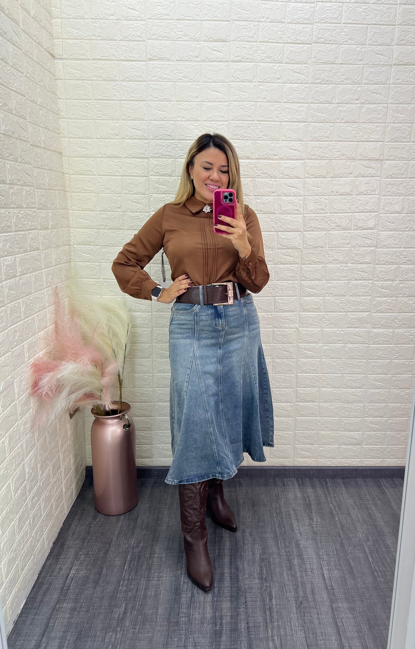 Blusa Café de Manga Larga con Prendedor en Cuello