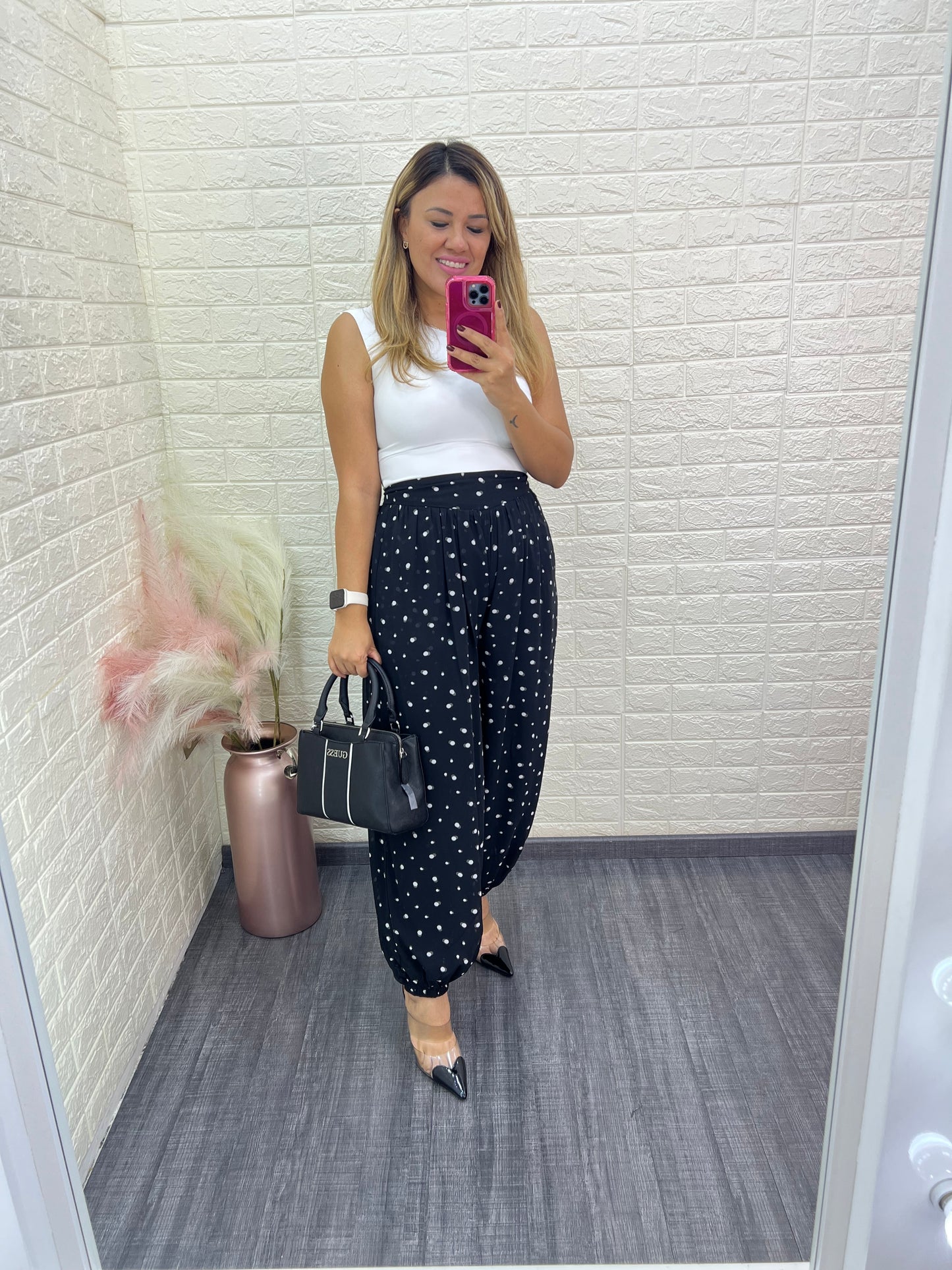 Jogger Negro Relaxed con Estampado Lunares Blancos