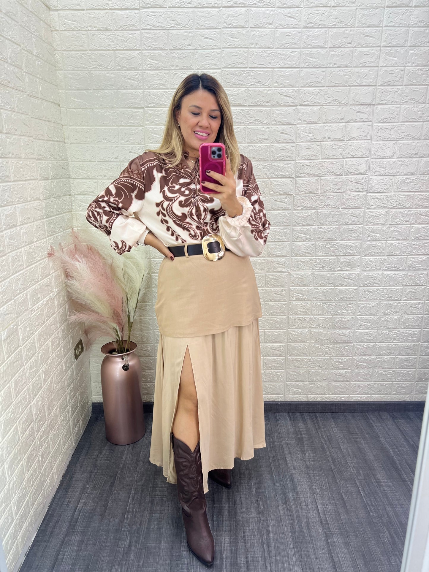 Falda Beige con Cinto Café con Hebilla Dorada