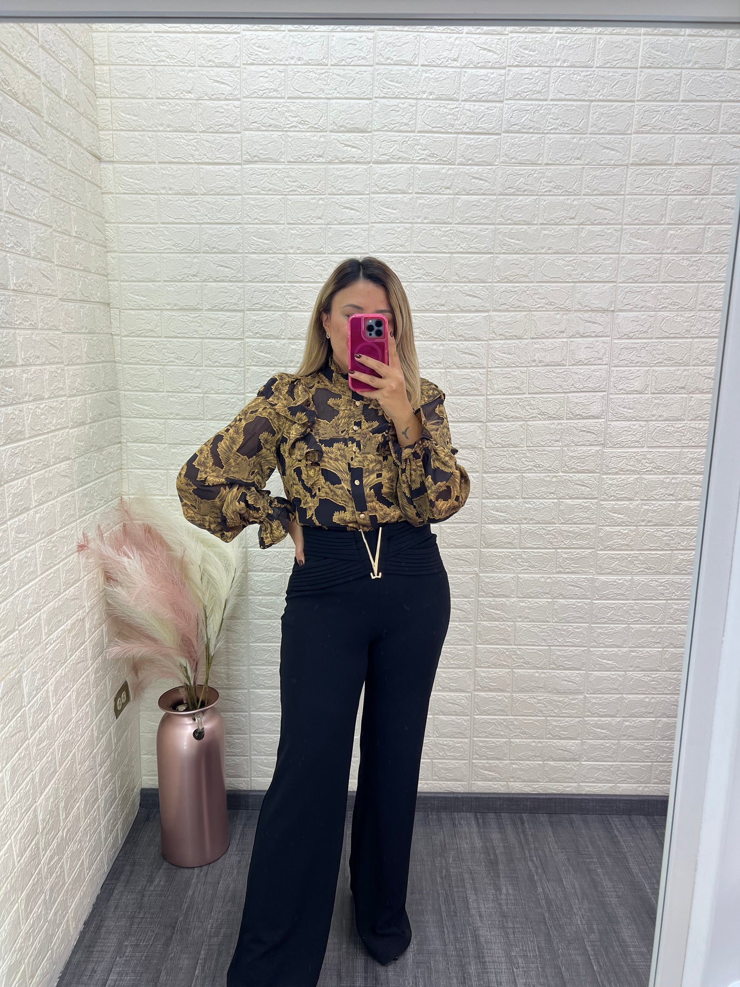 Camisa de Manga Larga Negra Estampado Floral Dorado