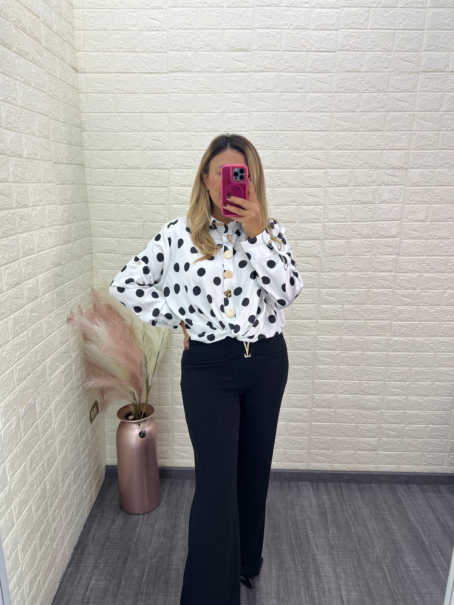 Blusa Blanca de Manga Larga de Botones Dorados, Estampado Lunares Negros