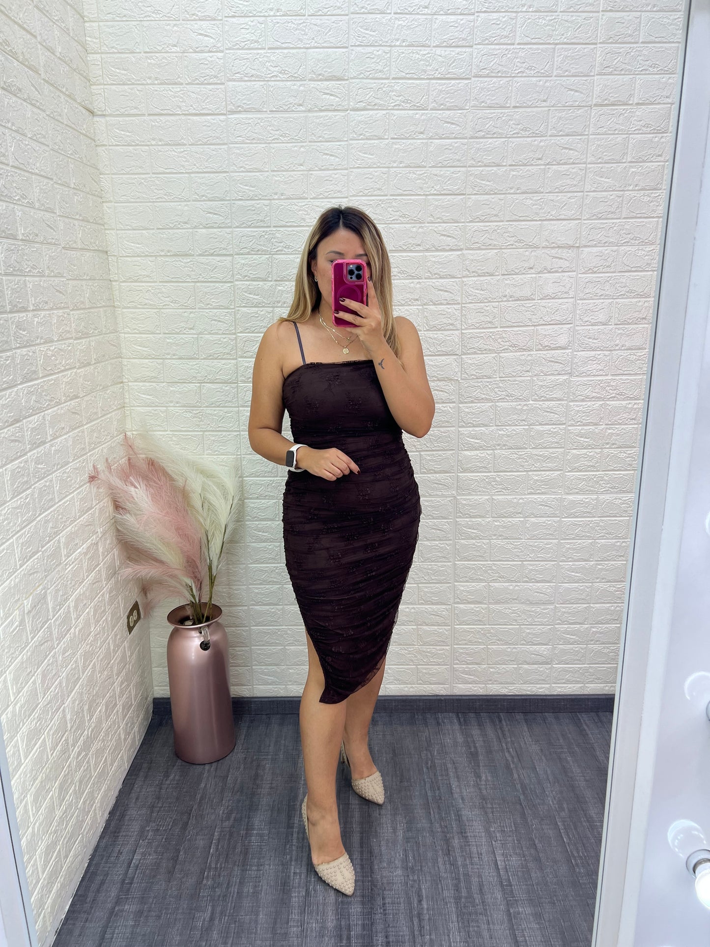 Vestido Color Chocolate de Mesh con Forro y Flores Bordadas