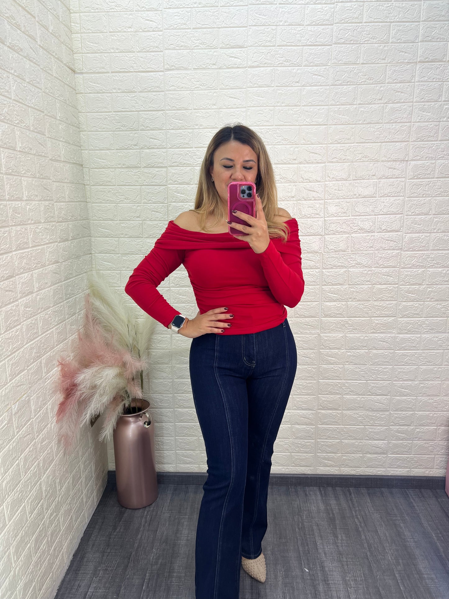 Blusa Roja a los Hombros de Manga Larga