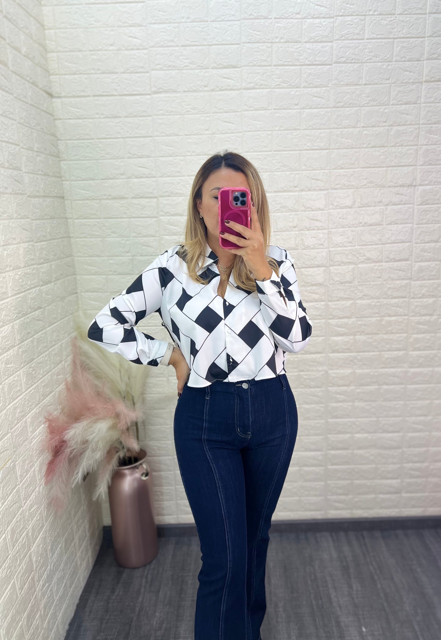 Blusa Blanca de Manga Larga, Estampado Diamantes en Color Negro