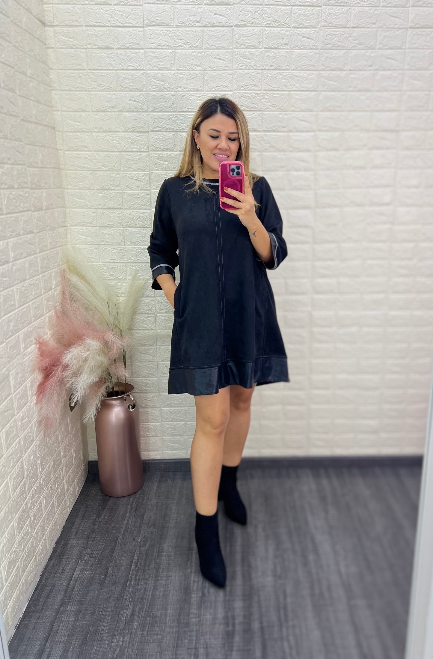 Vestido Negro de Manga Larga de Cuello Redondo