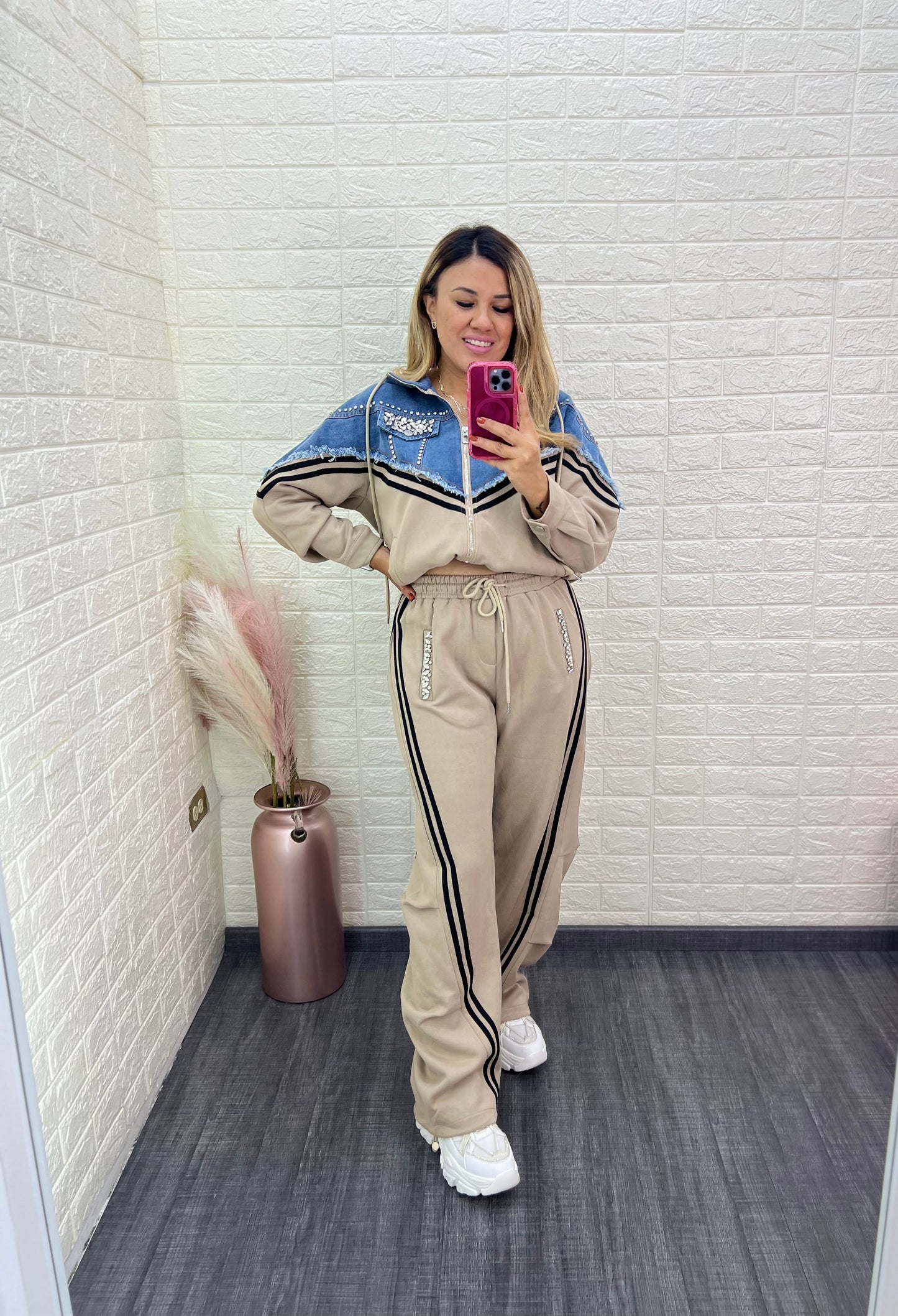 Conjunto Beige de Sudadera con Mezclilla y Pans con Rayas Negras