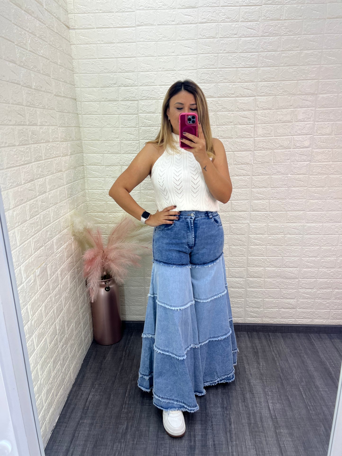 Pantalón de Mezclilla Corte Wide Flare con Costuras Decorativas