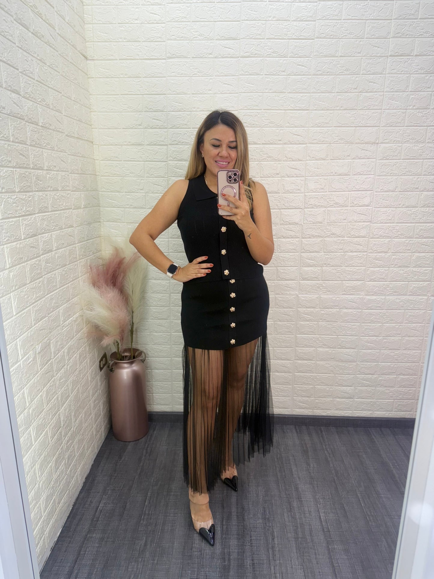 Conjunto Negro con Botones Dorados de Chaleco y Falda con Encaje