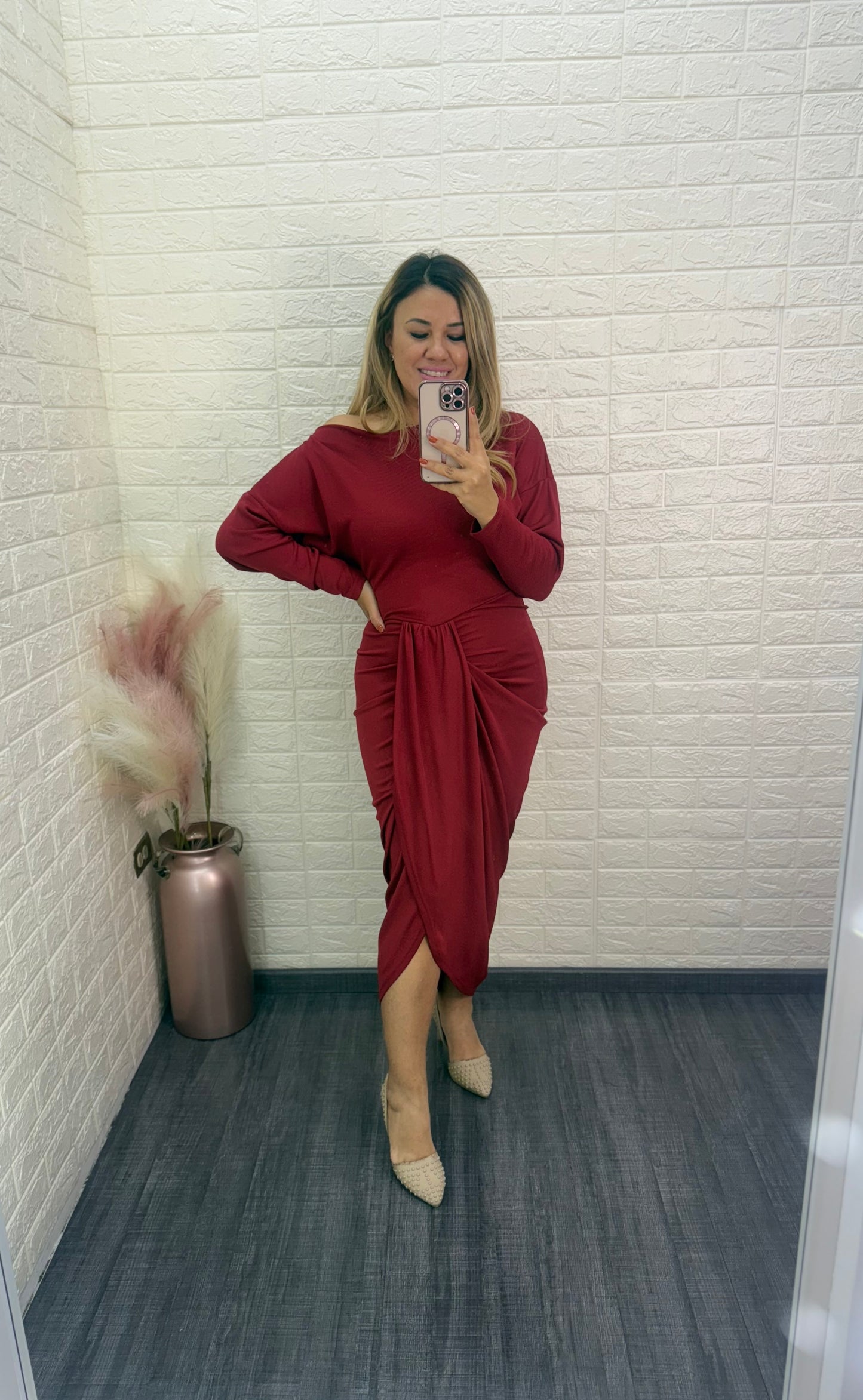 Vestido Guindo de Manga Larga Con Plisado