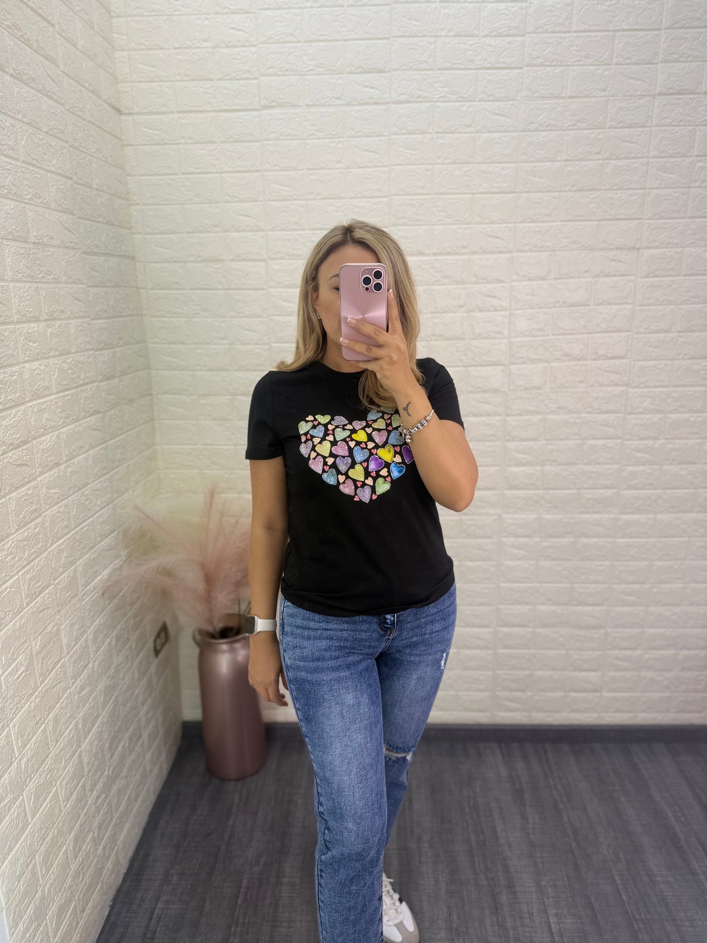 Playera Negra Estampado Corazones de Colores