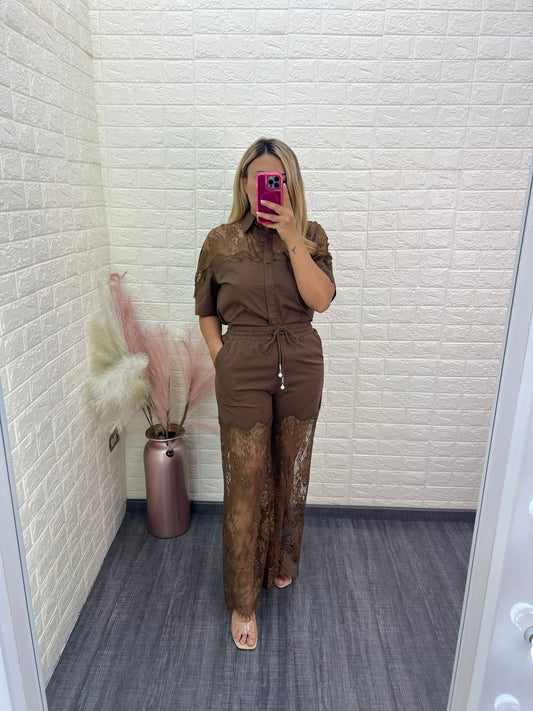 Conjunto Café de Blusa y Pantalón con Encaje Bordado